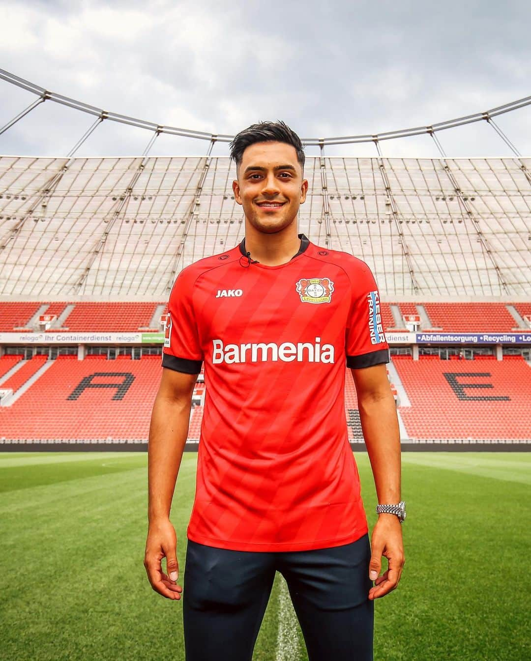 バイエル・レバークーゼンさんのインスタグラム写真 - (バイエル・レバークーゼンInstagram)「🤩 Finally! 😍⚫️🔴🔥🔥🔥 @nadiemamiri18 signs for #Bayer04 ✍️! #StärkeBayer 💪 #Amiri #Transfer #FinallyRed」7月31日 1時00分 - bayer04fussball