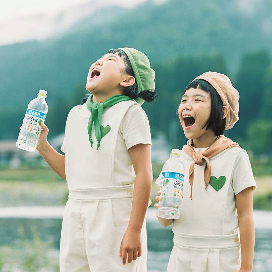 サントリー　グリーンダ・カ・ラさんのインスタグラム写真 - (サントリー　グリーンダ・カ・ラInstagram)「明日は東京で今年初めての猛暑日になるみたい。 熱中症には気をつけて！こまめな水分補給と、ほどよい塩分補給を忘れずにね。 . 熱中症対策にはグリーンダカラ、おすすめです💚ぷはぁーっ . #猛暑日 #暑すぎる #熱中症にご注意 #熱中症対策 #drink #こども #家族 #family #summer #夏 #7月 #July . #💚 #グリーンダカラ #ダカラちゃんムギちゃんの季節のおたより」7月30日 19時31分 - suntory_greendakara