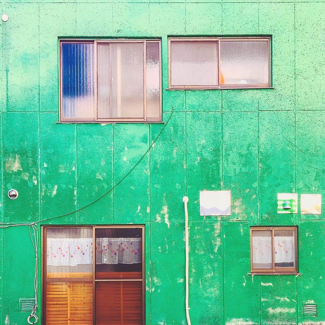 まめのインスタグラム：「. . #魅惑のカーテン 🎐 #ザ壁部 #ihaveathingforwalls . #mwjp #igersjp #indies_minimal #reco_ig #shotoniphone #youmobile #wearegrryo」
