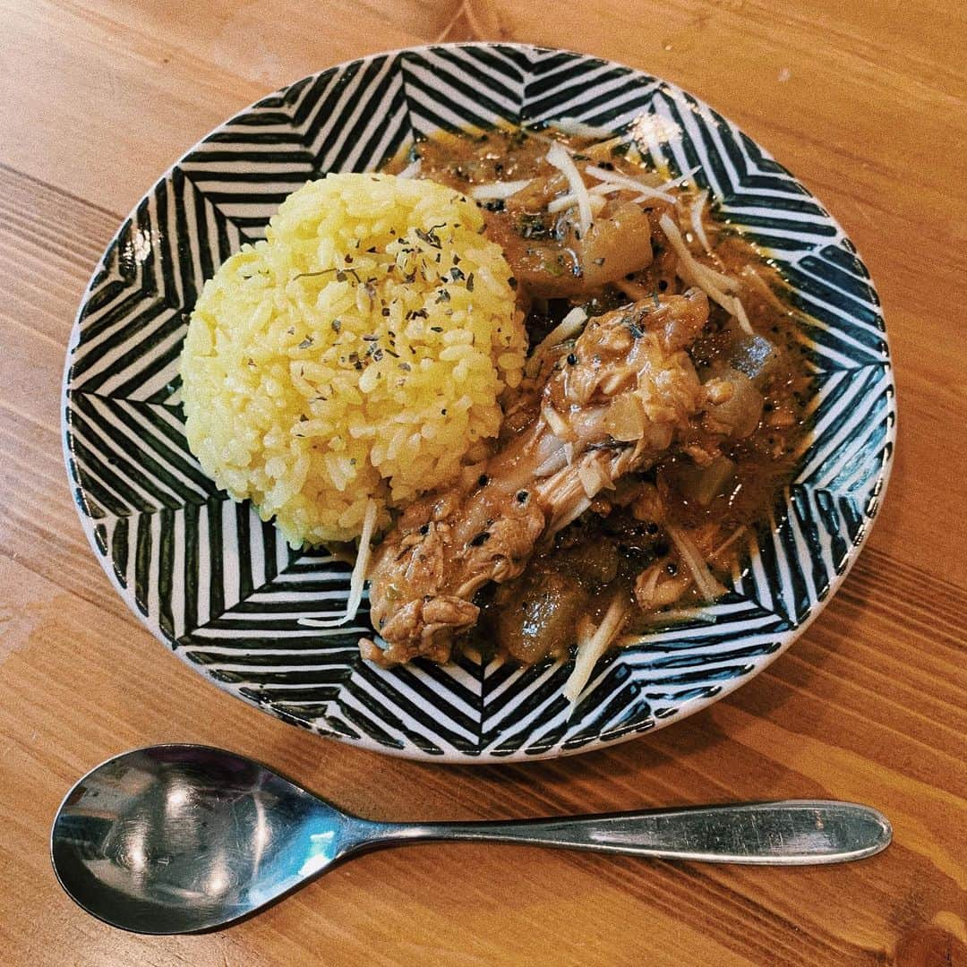 みこさんのインスタグラム写真 - (みこInstagram)「🍛食べる専門だったけど、ついに作る方にも足を踏み入れてみました🤭教えてもらった手羽元の和風スパイスカレー。美味しくて、たのしい、、。 インスタグラムがどんどん食べ物ばかりになっていく。」7月30日 19時33分 - mico_sis