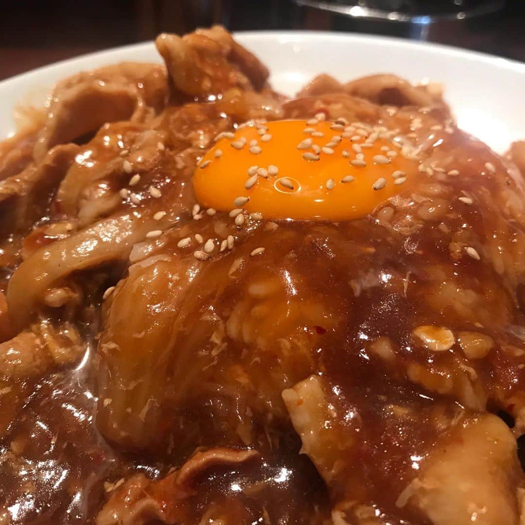 のインスタグラム：「豚肉とキムチを焼肉のタレで炒め、とろみをつけて卵をのせる。うまいに決まっている。 #アモーレアモーレ #浜松町」