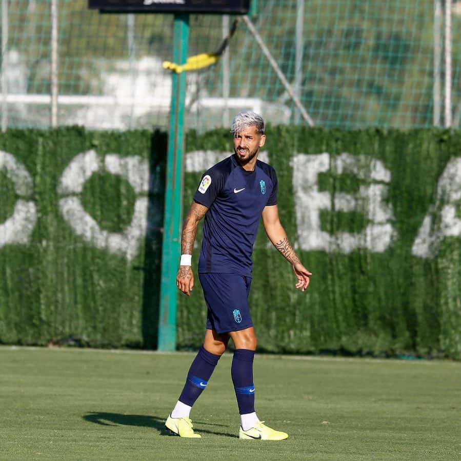 アルバロ・バディージョのインスタグラム：「Comenzamos la semana de preparacion en Marbella. Seguimos!! 💪🏻🔴⚪️ #VamosGranada #Eternalucha」
