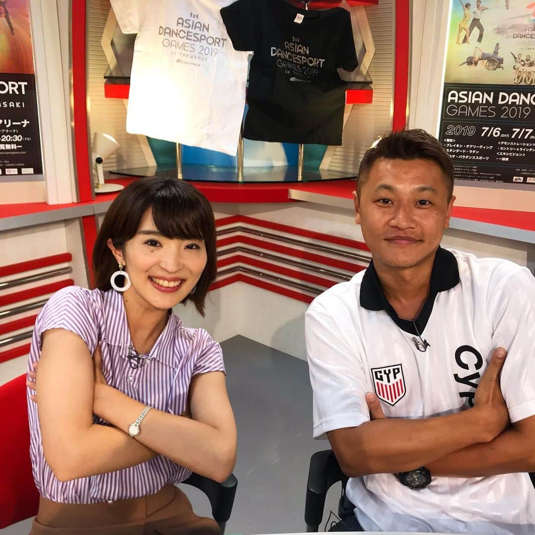 新田朝子さんのインスタグラム写真 - (新田朝子Instagram)「「Asian Dancesport Games2019」のスタジオ収録でした🎤 . Breakinのパートということで、世界で活躍される #石川勝之 さんとブレイキンポーズ✨日本ダンススポーツ連盟ブレイクダンス部長を務められているkatsuさんに、ブレイキンの魅力を伺いました☺️ . パリ五輪の追加種目に承認されたブレイキン。知れば知るほど奥が深い、、放送をお楽しみに💜  @katsu_one @skya_cs_sports_tv #dance #breakin #breakingdance #performance #olympic #paris2024 #スカイA #大阪 #出張 #収録 #アナウンサー #新田朝子 #実況者 #パリ五輪 #スポーツ #ダンス #ブレイクダンス #アジア大会」7月30日 19時39分 - asako.nitta