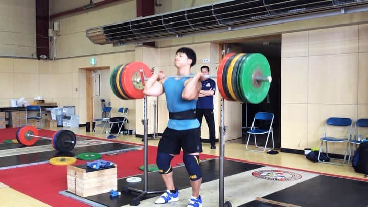 山本俊樹のインスタグラム：「- front squat 210KG  どんだけスクワット頑張っても 最後は種目に活かせないと意味ないからね！  世界選手権に向けてフロントの頻度増やしていきます  #ウエイトリフティングやろうぜ #weightlifting #snatch #cleanandjerk #squat #deadlift  #耐えて勝つ #率先垂範 #山本俊樹 #LEGACYLIFTER」