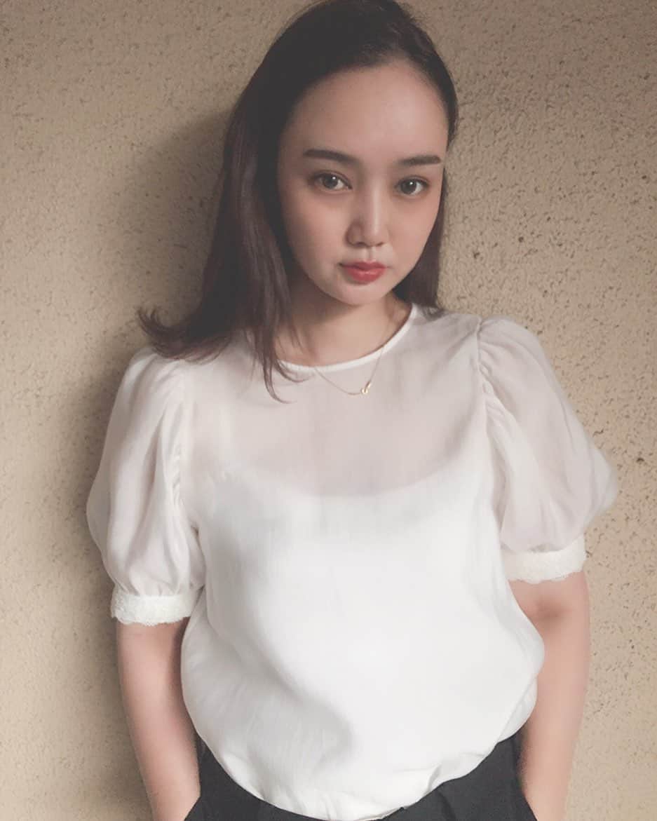 西本早希のインスタグラム：「・ 最近は 白も 着るようになったり 🐼⚪️」