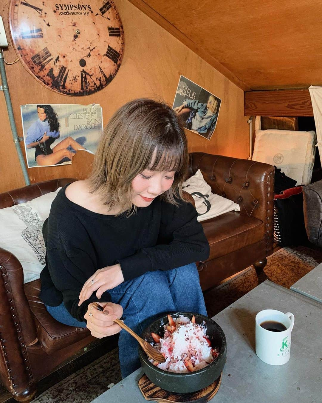 田中里奈さんのインスタグラム写真 - (田中里奈Instagram)「東京カフェ散歩🚶‍♀️﻿ こう暑いと冷たいものが食べたくなるね…！﻿﻿﻿ この前スイーツパス @tokyosweetspass を持って、西麻布の古民家を改装した秘密基地みたいなカフェKITERUで、美味しいスイーツを食べてきたよ〜✨﻿ ﻿﻿﻿ ﻿﻿ ▶︎「東京スイーツパス」って知ってる？﻿﻿﻿ コンビニで見かけたことある人もいるはず。﻿﻿ 東京のカフェとかレストランが沢山載ったクーポン付きのスイーツガイドで、これを持ってお店に行くと、割引だったりドリンクがセットになったりと嬉しい特典があるの✨﻿﻿﻿ 毎回テーマがあって、vol.8は〝一冊まるごと！﻿﻿﻿ とろ〜りまろやか『カスピ海ヨーグルト』特集号〟‼️﻿ ﻿﻿フジッコのカスピ海ヨーグルトを使ったスイーツがたくさん掲載されてます💛﻿﻿﻿ 私が食べたこのパフェも、実はカスピ海ヨーグルトが使われてるんだよー！✨﻿ ﻿﻿﻿ ちなみに、最初のあたりのページで食べあるキングのメンバーとの座談会企画で私も載っておりまする☝︎﻿﻿﻿ コンビニや本屋さんで見かけたら是非手に取ってみて下さい🤗（Amazonでも買えるみたいなので是非！）﻿﻿﻿ ﻿﻿﻿ #東京スイーツパス #フジッコ #カスピ海ヨーグルト」7月30日 19時54分 - tanakaofficial