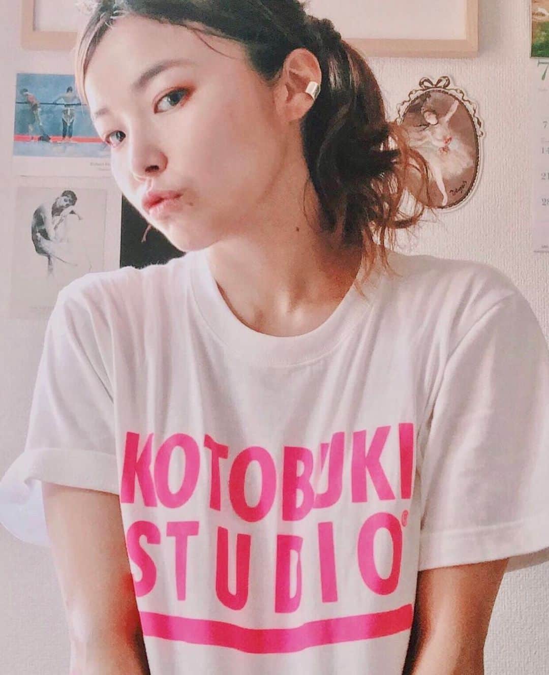 江口寿史のインスタグラム：「今年発売から一番人気で、すぐに完売になってしまったKOTOBUKI STUDIO Tの白×ピンク。」