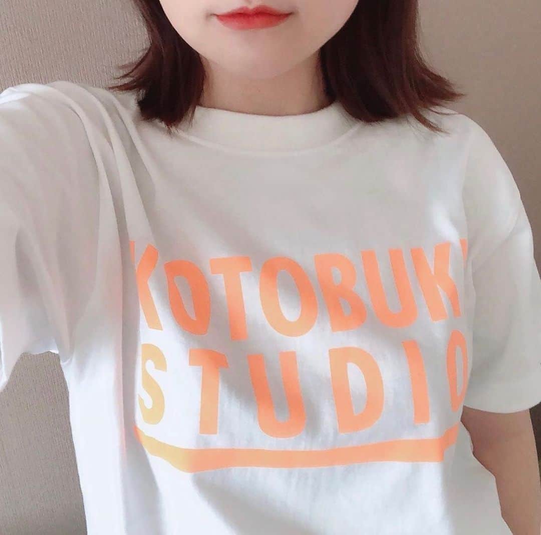 江口寿史のインスタグラム：「で今年の第２弾として現在販売中のKOTOBUKI STUDIO T 白×マンゴー。あと白×メロンもあります。どちらもかわいいよ！」