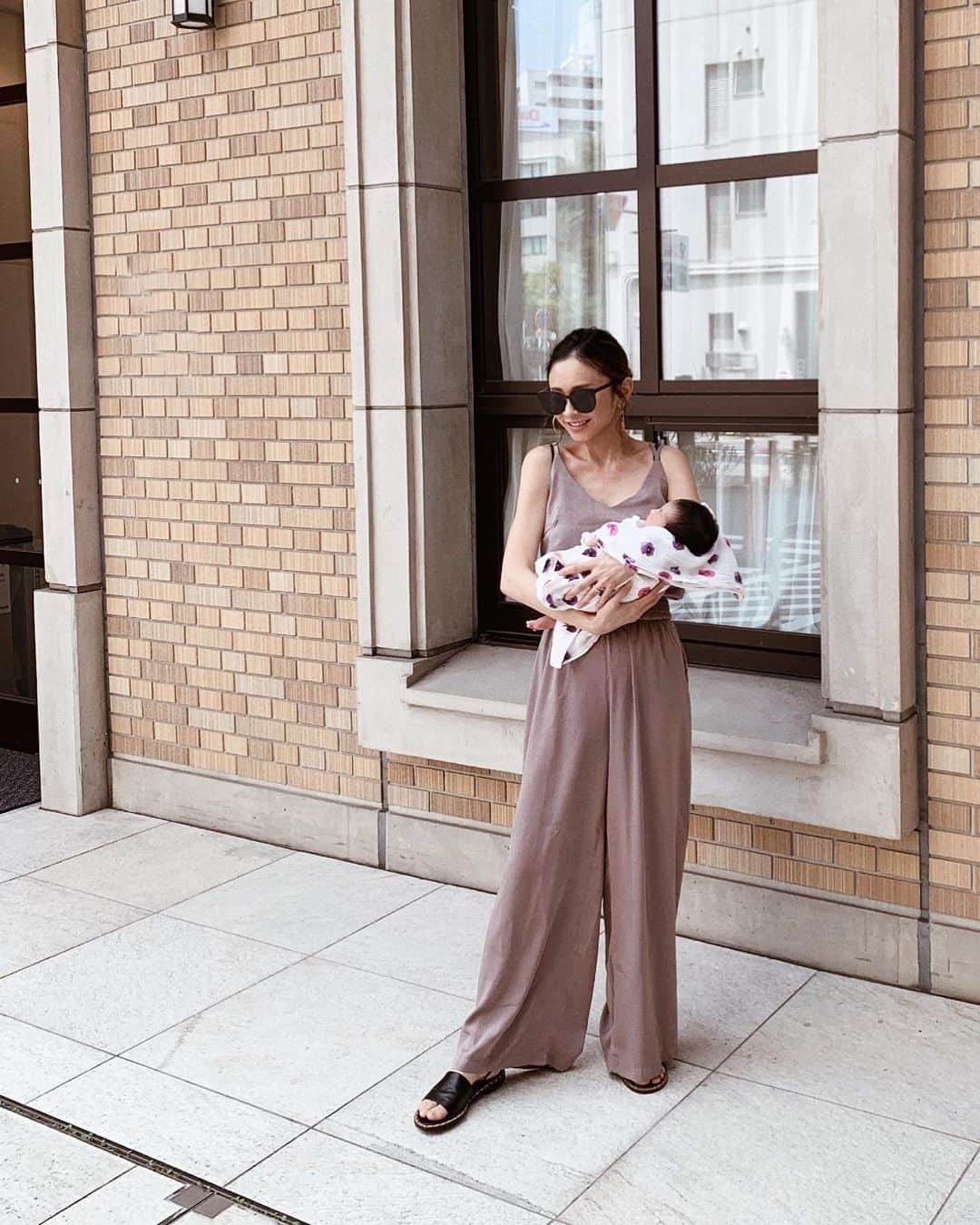 asami0510のインスタグラム：「今日は娘と初めての外出🤱 と言っても母乳外来で病院へ✨ 👶は車でも病院でも終始爆睡でした💤 混合なんだけど思ったより母乳がちゃんとあげれていて結構体重増えてたw 最近お顔がぷにぷにだと思ったんだ😅 お洋服は楽チンなセットアップ💕 @mirror9official 夏物のSALE始まったよ✨皆様是非チェックして下さいね💞 #mirror9 #fashion #coordinate #baby #生後19日 #女の子ママ #ママコーデ #hakkababy」