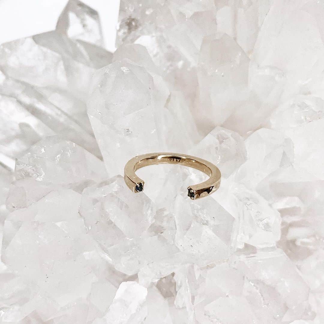のインスタグラム：「My new ring.  スタイリスト佐々木敬子さん @keikosasaki_mylan のジュエリーブランドSURYA @lights_of_surya のブルーサファイヤが埋め込まれたリング。  佐々木敬子さんは色と光を司る人。  石のエネルギーは色とリンクしています。  赤は地に足がついたような生命の力。  緑は癒し。  青は精神的な世界。  そんな鉱物の力を操って創られたSURYAのジュエリーの造形は自然や宇宙と人の合作といったコレクション。  是非チェックしてみて下さい。  #surya #jewelry #keikosasaki #bluesapphire #ring」