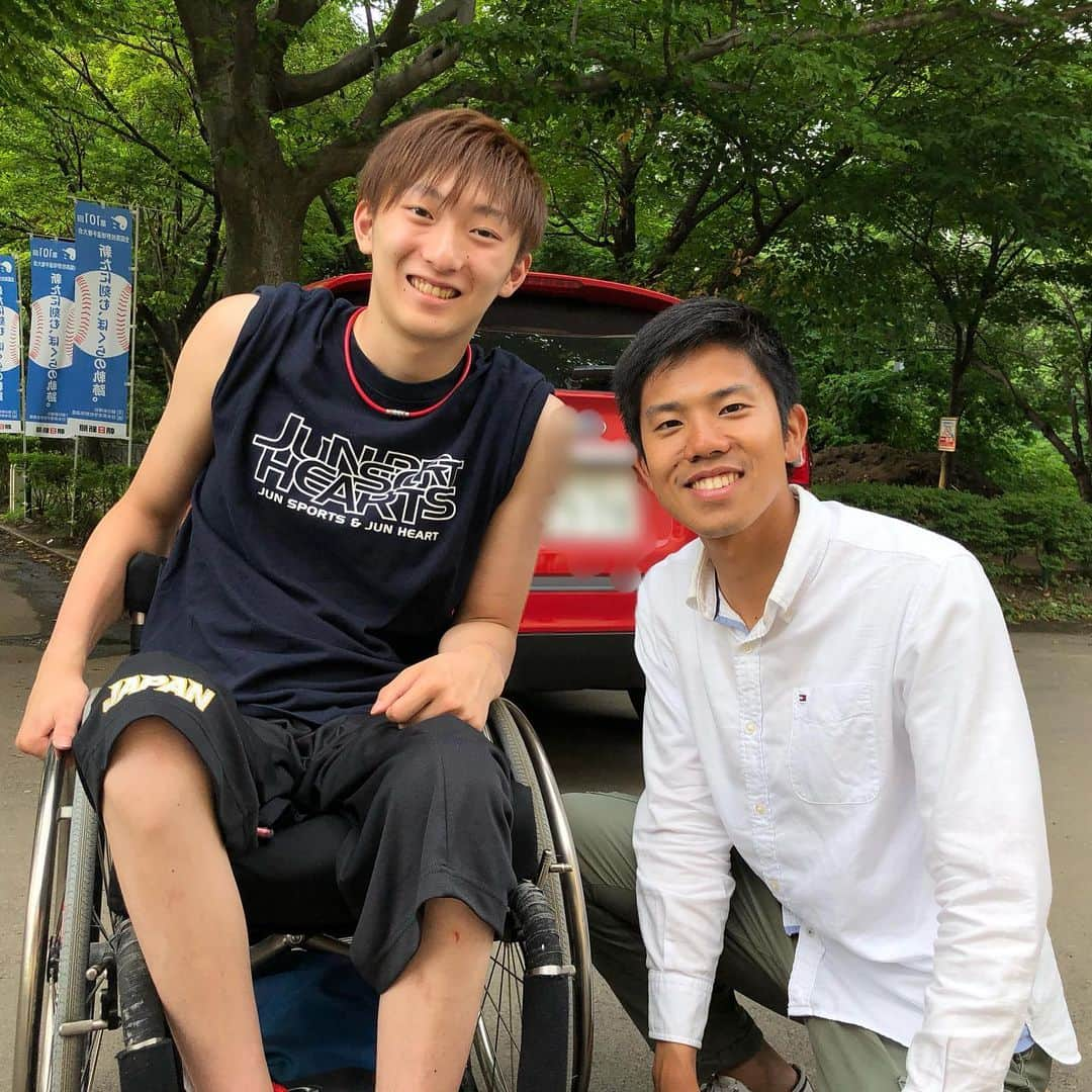 五十幡裕介さんのインスタグラム写真 - (五十幡裕介Instagram)「高校野球南北海道大会前に、 イチオシ‼︎で放送した東海大札幌のキャプテン・ 白川航也選手の思い。 白川選手のお兄さんの楓也さんは、高校3年生の時に 体操競技中に頚椎を損傷し、車いすで生活をしています。 「兄は1番やりたい体操をできなくなったけど、 自分は何不自由なく野球ができている。 兄の気持ちをしっかり受け止めて」、 最後の夏の大会を全力で戦い抜きました。 楓也さんも、円山球場で航也さんを応援。 「まとめるキャプテンが大変なのはわかっている。 しっかりやっていて尊敬する」と、 チームを引っ張ってきた弟の姿に目を細めていました。 「甲子園に兄を連れて行く」約束は果たせなかったけど、 弟の思いは、お兄さんに確実に伝わっていました。  #高校野球 #甲子園 #101回大会 #南北海道大会 #東海大札幌 #白川航也 #キャプテン #白川楓也 さん #車いすラグビー #函館工業 #函大柏稜 #鵡川 #国際情報 #札幌平岡 #札幌龍谷 #北海 #北照 #大谷室蘭 #札幌創成 #知内 #札幌第一 #北星学園大学附属 #駒大苫小牧 #札幌大谷 #栄冠は君に輝く #バーチャル高校野球 #HTB #アナウンサー #五十幡裕介」7月30日 20時04分 - htb_isohatayusuke