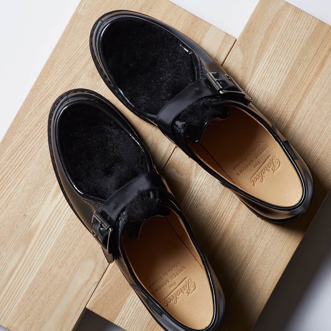 のインスタグラム：「ユナイテッドアローズ創業30周年を記念した今月のスペシャルアイテムは、PARABOOT「MICHAEL BRIDE」のストラップシューズ。オールブラックのガラスレザーと艶やかなラパンファーを組み合わせ、上品に仕上げた一足。ウィメンズモデルは国内初の展開で、本日より発売します。詳しくはストーリーズのリンクよりご覧下さい。  #UnitedArrows #UnitedArrowsWomen #shoes @paraboot_official」