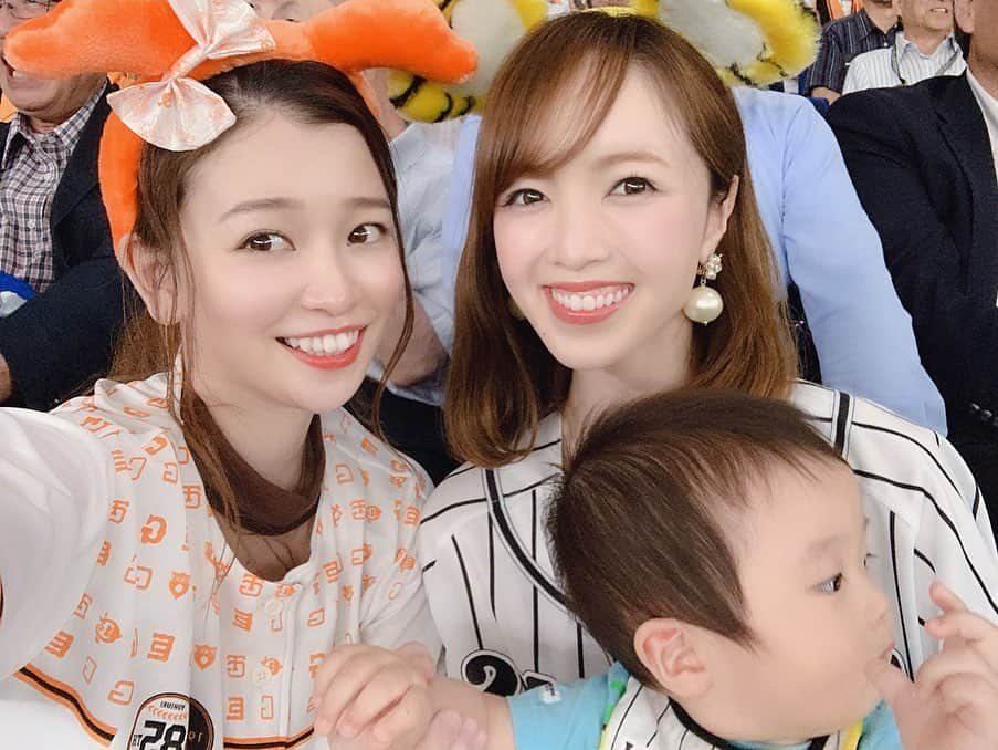 陽菜えみるさんのインスタグラム写真 - (陽菜えみるInstagram)「. 🧡🧡🐰伝統の一戦🐯🖤🖤 . 取材に行っていたえみると 里帰りしていたのんと ちょうど一緒に観れたとき‼️‼️ 昨シーズン甲子園での1枚📸✨✨ . この時もうお腹には ベビくんがいて👶🍼 こんな写真を撮りたいね〜と話していて 先日東京ドームにて撮れたのが 2.3枚目📸✨✨(➡️スワイプしてね) 彼が生まれて1年越しに 3人での伝統の一戦が実現⚾️‼️‼️ . それがやっとなのか あっという間なのか... 変わらないもの変わったこと 続いていくものは きっとなるべくして 続いてくんだなと思える幸せ... 本当に全てが愛おしい💕💖💖 . . #伝統の一戦 #読売巨人軍 #巨人 #ジャイアンツ #巨人ファン #g党 #g女 #g党さんと繋がりたい #巨人ファンと繋がりたい #週刊ジャイアンツ #取材 #阪神タイガース #阪神 #阪神タイガースファン #阪神ファン #阪神ファンと繋がりたい #toraco #野球好きと繋がりたい #野球好き #野球女子 #プロ野球 #昨シーズン の #甲子園 ずっと #大好き #大好きな人 #可愛い親子 #関西出身 #虎党 #虎親子」7月30日 19時56分 - emiru_haruna