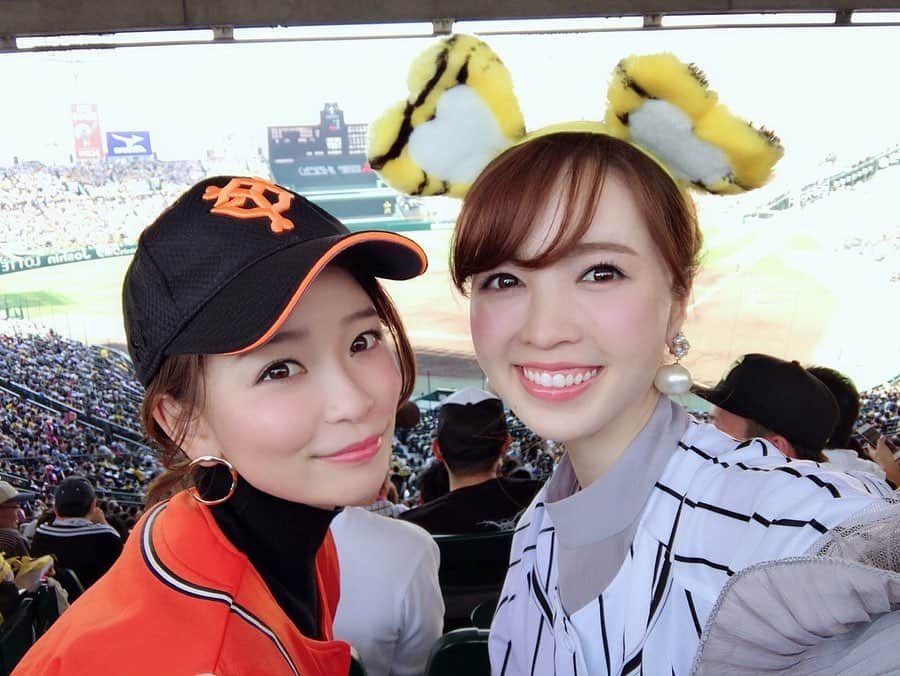 陽菜えみるさんのインスタグラム写真 - (陽菜えみるInstagram)「. 🧡🧡🐰伝統の一戦🐯🖤🖤 . 取材に行っていたえみると 里帰りしていたのんと ちょうど一緒に観れたとき‼️‼️ 昨シーズン甲子園での1枚📸✨✨ . この時もうお腹には ベビくんがいて👶🍼 こんな写真を撮りたいね〜と話していて 先日東京ドームにて撮れたのが 2.3枚目📸✨✨(➡️スワイプしてね) 彼が生まれて1年越しに 3人での伝統の一戦が実現⚾️‼️‼️ . それがやっとなのか あっという間なのか... 変わらないもの変わったこと 続いていくものは きっとなるべくして 続いてくんだなと思える幸せ... 本当に全てが愛おしい💕💖💖 . . #伝統の一戦 #読売巨人軍 #巨人 #ジャイアンツ #巨人ファン #g党 #g女 #g党さんと繋がりたい #巨人ファンと繋がりたい #週刊ジャイアンツ #取材 #阪神タイガース #阪神 #阪神タイガースファン #阪神ファン #阪神ファンと繋がりたい #toraco #野球好きと繋がりたい #野球好き #野球女子 #プロ野球 #昨シーズン の #甲子園 ずっと #大好き #大好きな人 #可愛い親子 #関西出身 #虎党 #虎親子」7月30日 19時56分 - emiru_haruna