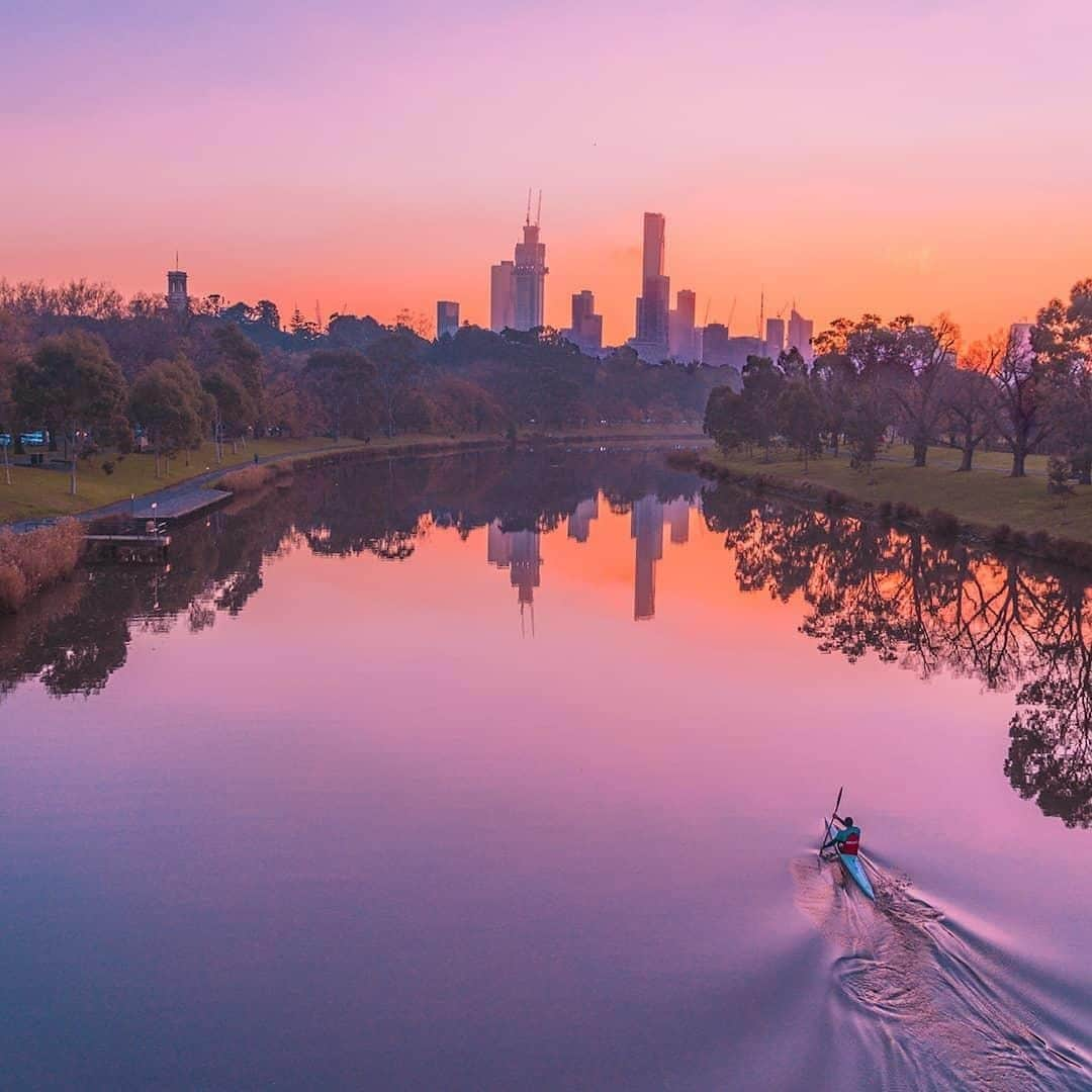 Australiaさんのインスタグラム写真 - (AustraliaInstagram)「Perfect purple reflections in @visitmelbourne. 💜 @avnpixels saw this kayaker enjoying a paddle along the iconic #YarraRiver - What a relaxing way to watch the #sunset! This spot near #MorellBridge is perfectly sandwiched between the @royalbotanicgardensvic and @aamipark, so you get to enjoy lush parkland views on either side while facing the city #skyline. Hire a kayak from @seakayakaustralia or @eastcoastkayaking for an urban paddling session, and you’ll see much more than just exploring on foot.  #seeaustralia #visitvictoria #visitmelbourne #sunsetlovers #travel」7月30日 20時00分 - australia