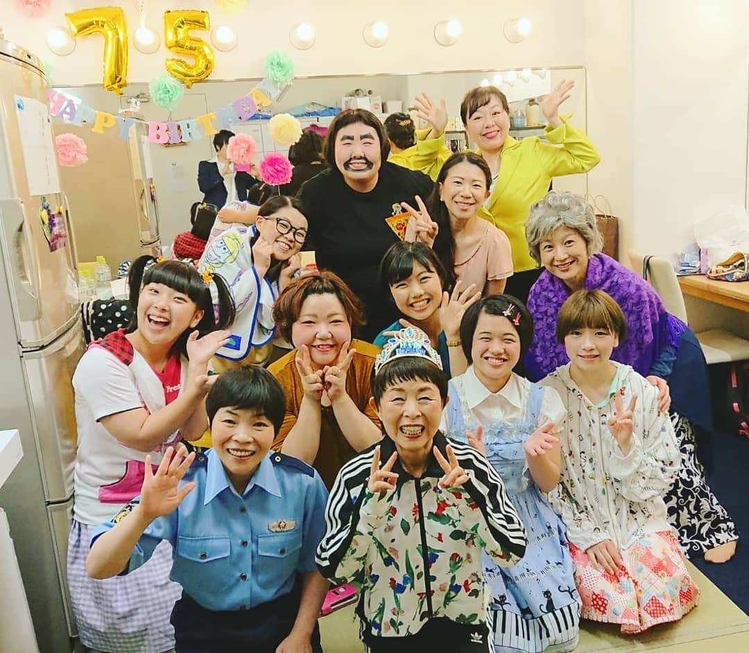 服部ひで子のインスタグラム：「7/23(火)～7/30(火) なんばグランド花月⭐酒井藍座長週、ありがとうございました(*^。^*)♪ 今週は、女性出演者がいっぱい😊✨ 芸歴も年齢も違う 女性たち、総勢12名！！！ 7/29で、75歳を迎えられた、 みどり姉さんのお誕生日もあり、 ハッピ～な１週間でした✨  オンエアは、 関西圏にて、8/31(土)放送予定です。  是非、ご覧くださいませ～。 #よしもと新喜劇 #吉本新喜劇 #新喜劇 #なんばグランド花月 #酒井藍 座長 #若井みどり 師匠 #山田花子 姉さん #高橋靖子 姉さん #山本奈臣実 姉さん #岡田直子 さん #服部ひで子 #吉岡友見 ちゃん #葛原亜依 ちゃん #重谷ほたる ちゃん #川筋ライラ ちゃん #曽麻綾 ちゃん」