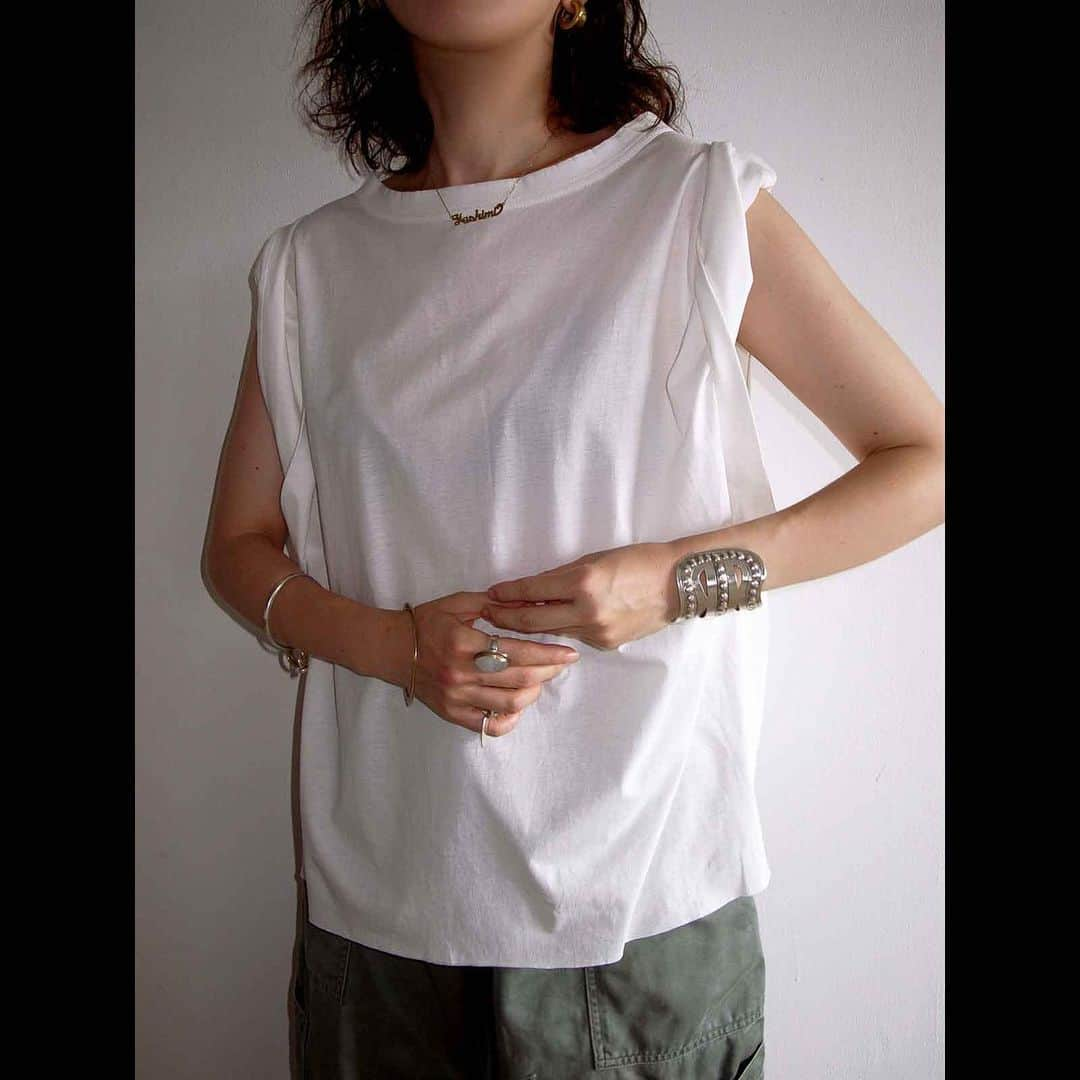 CITYSHOPさんのインスタグラム写真 - (CITYSHOPInstagram)「💿💿💿 【YOSHIMI NAGAO by STYLE & EDIT x CITYSHOP 2019.08.03 (sat) Launch 】 . . ◾︎ITEM : 2 Back Slash Top / white, khaki, black / ¥10.000＋tax . . 背中に入ったスラッシュが、クールにかつ女性らしく。ヘルシーな肌見せになるよう、切り込み位置や形には徹底的に拘って。素材は、繊細に編み上げられたラミーに特殊加工をかけたハリあるドライタッチ。すこしシボ感が入り、洗いざらしのシャツのようなニュアンスある風合いに仕上がった。袖口のマチをと大胆なサイドスリット、袖ボリュームを絶妙にしたパターン。捲り上げてこなれ感のある雰囲気を出しても、そのままおろしてもクール。 _______________________ CITYSHOPでは、髙島屋STYLE&EDITバイヤーで、ELLE onlineスタイルインサイダーでもある長尾悦美氏とのコラボレーションアイテムの第2弾を、8/3(土)より発売いたします。 BAYCREW'S STOREにてオンライン予約受付中！完売続出でご購入できなかった方も多かった第1弾。 ぜひ確実に手に入る、このチャンスをお見逃しなく！ *プロフィールのURLからリンク先へ飛べます。 _______________________ #CITYSHOP #Shibuya #Shinjuku #TOKYO #FASHION #FOOD #CULTURE」7月30日 20時06分 - cityshop.tokyo