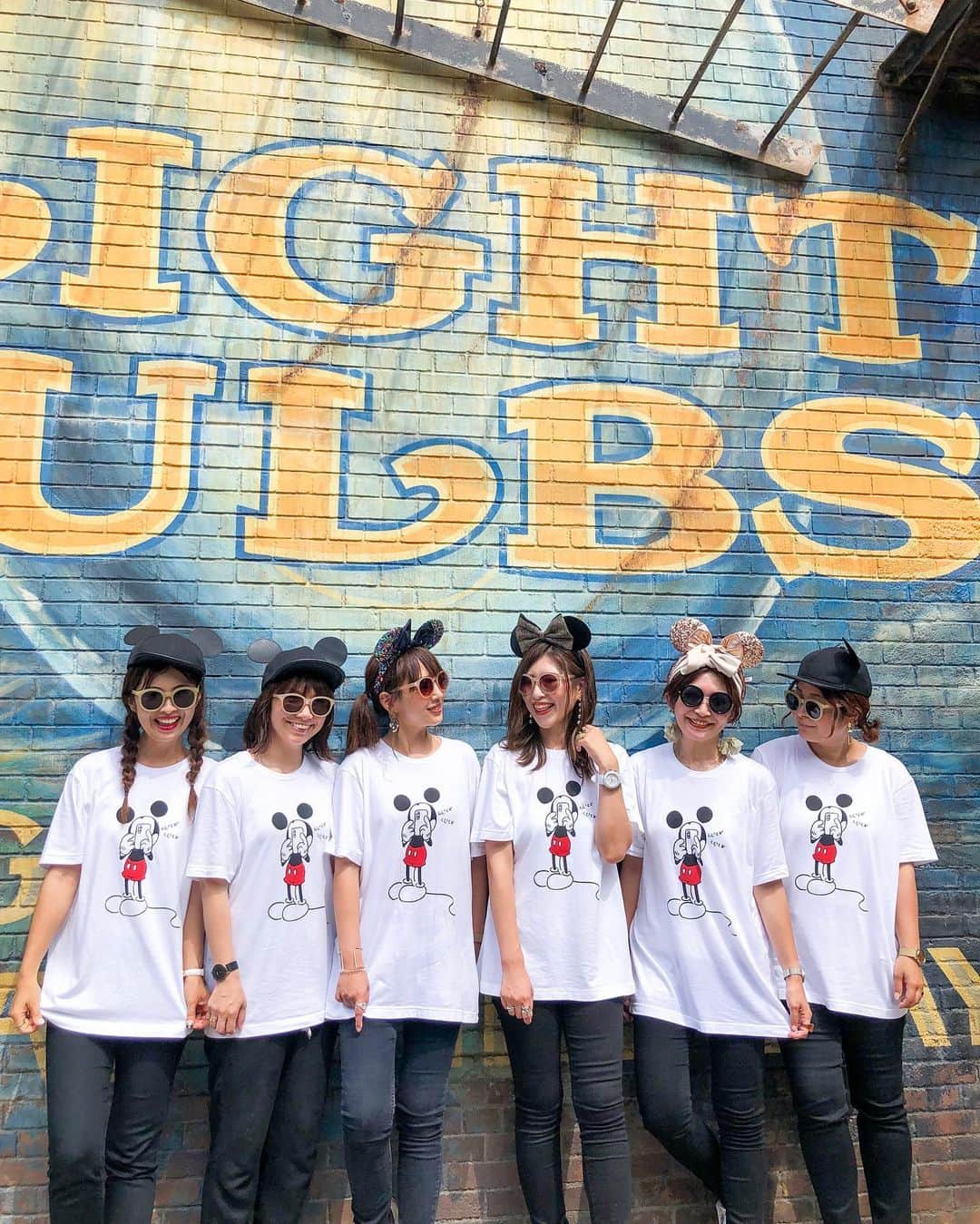 のインスタグラム：「・ 昨日は @uniqlo_ginza のUTとスキニーボトムでリンク✨ ・ このミッキーが可愛い🖤 ・ 子供たちも可愛い✨ ・ 暑くてもお揃い着るとテンション上がりました！ ・ ・ #カジュアルコーデ#ディズニーコーデ#ユニクロコーデ #ディズニーシー #ミッキーコーデ #大人カジュアル#大人カジュアルコーデ#ママコーデ#ディズニーコーデ #リンクコーデ #お揃いコーデ#ディズニーシー#プチプラコーデ#ディズニー好き #ディズニー部 #きれいめカジュアル#コンバースコーデ #locari#mineby3mootd#uniqloginza#ユニクロ#uniqlo#上下ユニクロ#guコーデ#gu_for_all」