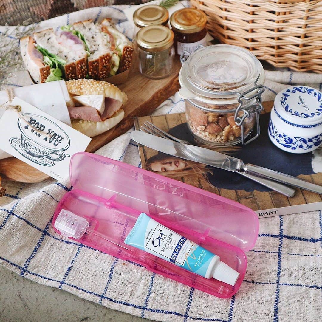 のインスタグラム：「週末はBBQ✨お肉以外にもちょこちょこつまめるように、おすそ分けのサンドを持って…💭外で食べると何倍もおいしいよね😉💕 持ち歩きに便利なオーラツーミー ステインクリア オフィス&トラベルもカバンに入れて👜 ・ #Ora2 #Ora2me #オーラツー #オーラルビューティーケア #オーラツーミーステインクリアオフィスアンドトラベル #BBQ #バーベキュー #サンドイッチ #口内ケア  #歯ブラシ #歯磨き粉 #おしゃれな暮らし #フォトスタイリング #カメラ好きな人と繋がりたい #シンプルな暮らし #暮らしを楽しむ #日々の暮らし #丁寧な暮らし #暮らしの道具 #シンプルライフ #おでかけ #持ち運び歯ブラシ #トラベル #トラベル用 #暮らし #美容好きな人と繋がりたい #女子力アップ」