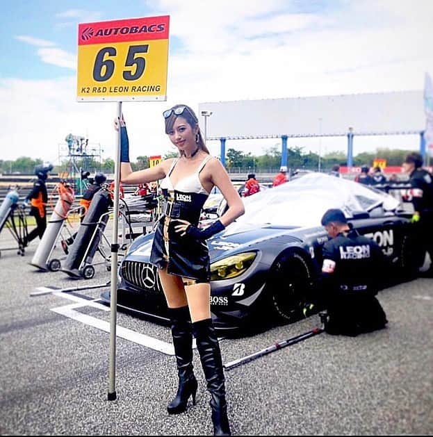のインスタグラム：「鈴鹿8時間耐久レースが終わったら 今週末はSUPER GT富士戦！ ・ 3ヶ月ぶりの日本でのGT🏎 やっと夏コスを4人揃って着れるー😍🙌 みんな写真を撮る準備ばっちりで来てね💓 ・ そしてなんと！次の富士戦では LEON RACING LADYのOGの皆さんも 来てくださることになりました😳✨ ・ 楽しみだらけの週末早く来てほしい🙈💖 ・ #SUPERGT #富士スピードウェイ #LEON #LEONRACING #LEONRACINGLADY #65号車 #レースクイーン #コスチューム #撮影 #ダイエット #トレーニング #筋トレ #ファスティング」