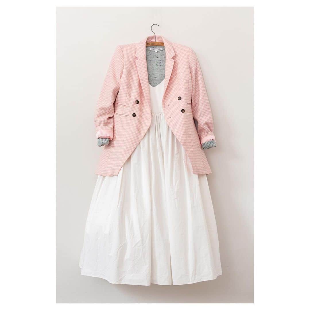 キャベジズ&ローゼズのインスタグラム：「Tap to shop the Look 💞 Flossie, Freya and Veronica make a delicious combination of pink tweed houndstooth, sage merino wool and cashmere and cool white cotton #tweed #tweedjacket #whitedresses #scottishknitwear #pinkjacket #britishmade #britishfashion #slowfashionstyle #taptoshop #cabbagesandroses #cabbagesandrosesfashion @christina_strutt @cabbagesandroses_shop」