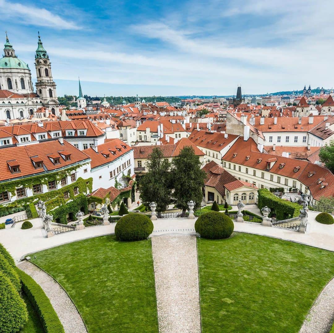 モルトンブラウンさんのインスタグラム写真 - (モルトンブラウンInstagram)「Inspired by music, boutique @ariahotelprague offers an unforgettable luxurious stay just steps away from Prague Hotel. The five-star hotel showcases a harmonious musical concept throughout and houses a music library, UNESCO World Heritage garden and a private cinema. Find our luxuries in each deluxe room and suite. #TravelTuesday」7月30日 20時11分 - moltonbrown