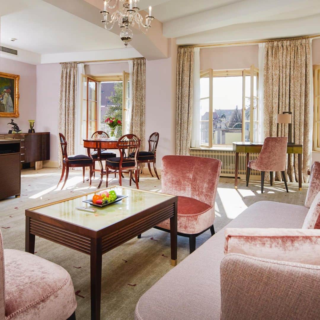 モルトンブラウンさんのインスタグラム写真 - (モルトンブラウンInstagram)「Inspired by music, boutique @ariahotelprague offers an unforgettable luxurious stay just steps away from Prague Hotel. The five-star hotel showcases a harmonious musical concept throughout and houses a music library, UNESCO World Heritage garden and a private cinema. Find our luxuries in each deluxe room and suite. #TravelTuesday」7月30日 20時11分 - moltonbrown
