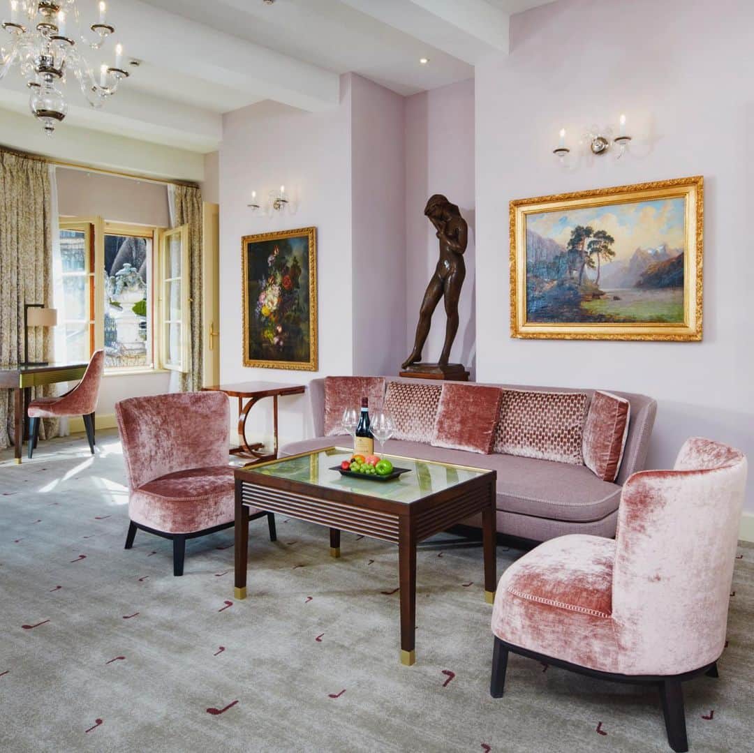 モルトンブラウンさんのインスタグラム写真 - (モルトンブラウンInstagram)「Inspired by music, boutique @ariahotelprague offers an unforgettable luxurious stay just steps away from Prague Hotel. The five-star hotel showcases a harmonious musical concept throughout and houses a music library, UNESCO World Heritage garden and a private cinema. Find our luxuries in each deluxe room and suite. #TravelTuesday」7月30日 20時11分 - moltonbrown