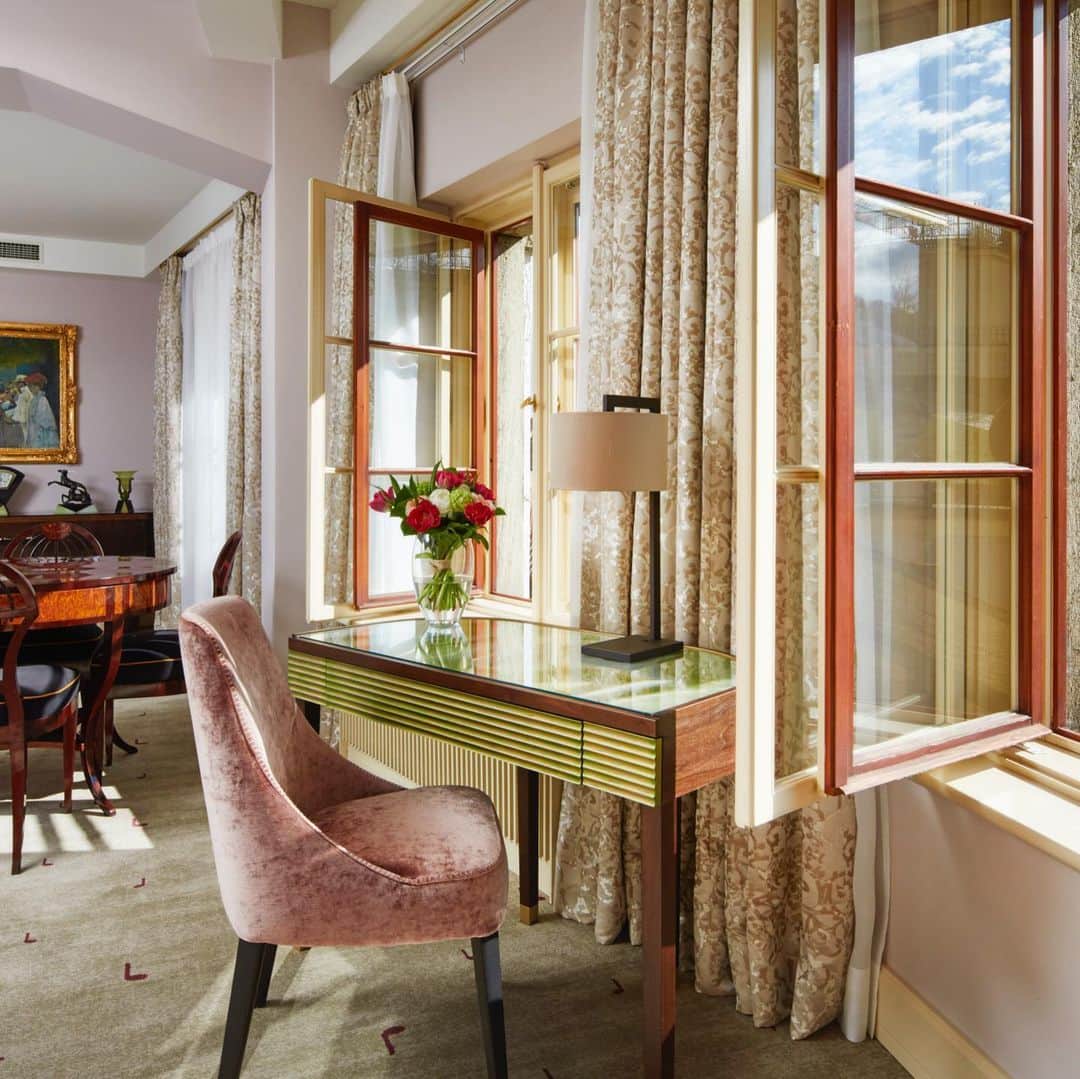 モルトンブラウンさんのインスタグラム写真 - (モルトンブラウンInstagram)「Inspired by music, boutique @ariahotelprague offers an unforgettable luxurious stay just steps away from Prague Hotel. The five-star hotel showcases a harmonious musical concept throughout and houses a music library, UNESCO World Heritage garden and a private cinema. Find our luxuries in each deluxe room and suite. #TravelTuesday」7月30日 20時11分 - moltonbrown
