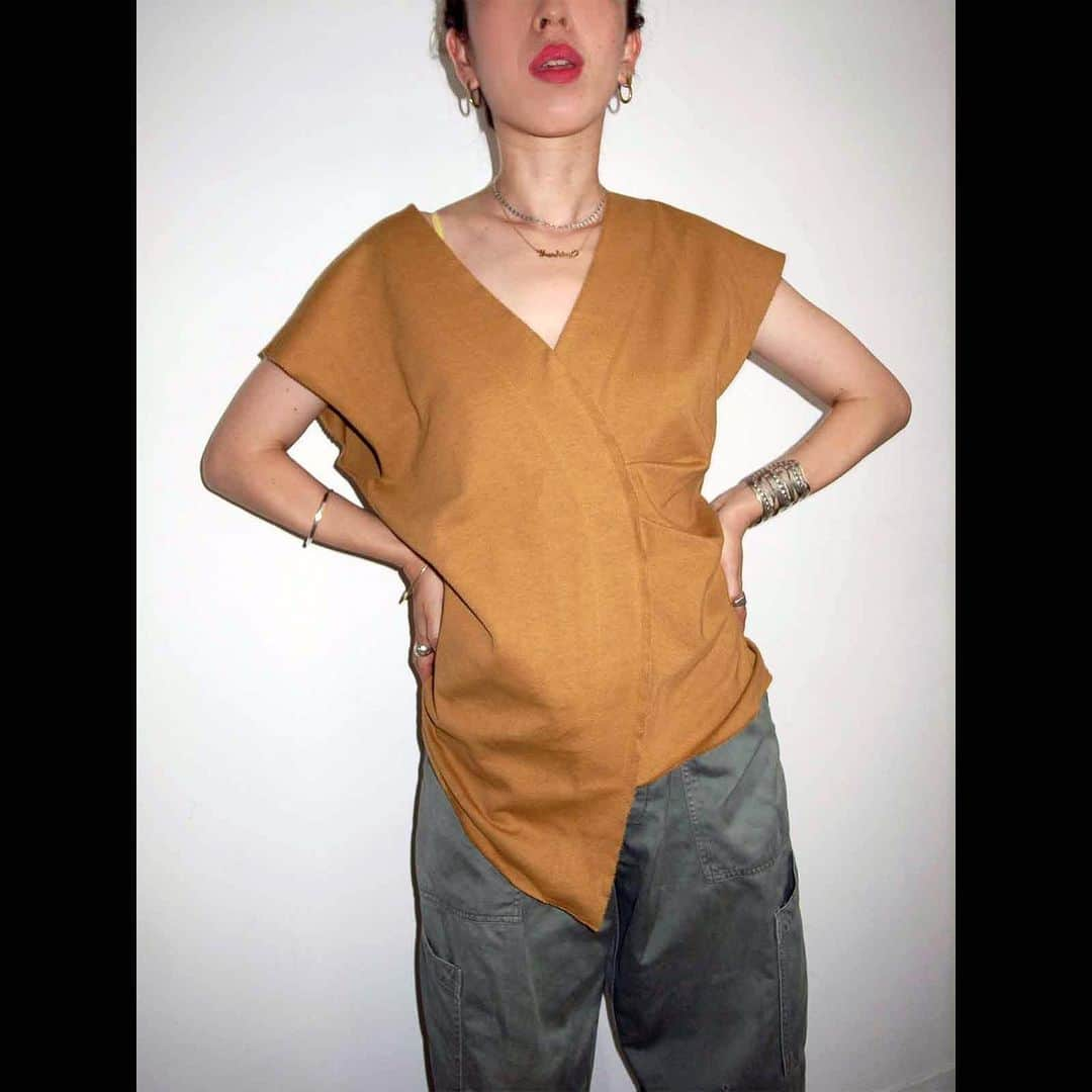 CITYSHOPさんのインスタグラム写真 - (CITYSHOPInstagram)「💿💿💿 【YOSHIMI NAGAO by STYLE & EDIT x CITYSHOP 2019.08.03 (sat) Launch 】 . . ◾︎ITEM : 5 Asymmetry N/S shirt /red, beige / ¥10.000 ＋tax . . ビンテージミリタリー羽織からインスパイアされたアシンメトリートップスは、長尾氏だからこそ作り出せる1枚！ ざっくりとしたドライタッチで、表面感はメンズライク。そこに計算されたフロントギャザーやネックの開き、裾のバランスで、女性らしく。 着るだけでお洒落に決まる。 簡単にこなれ感がでる秀逸トップスです！  _______________________ CITYSHOPでは、髙島屋STYLE&EDITバイヤーで、ELLE onlineスタイルインサイダーでもある長尾悦美氏とのコラボレーションアイテムの第2弾を、8/3(土)より発売いたします。 BAYCREW'S STOREにてオンライン予約受付中！完売続出でご購入できなかった方も多かった第1弾。 ぜひ確実に手に入る、このチャンスをお見逃しなく！ *プロフィールのURLからリンク先へ飛べます。 _______________________ #CITYSHOP #Shibuya #Shinjuku #TOKYO #FASHION #FOOD #CULTURE」7月30日 20時21分 - cityshop.tokyo