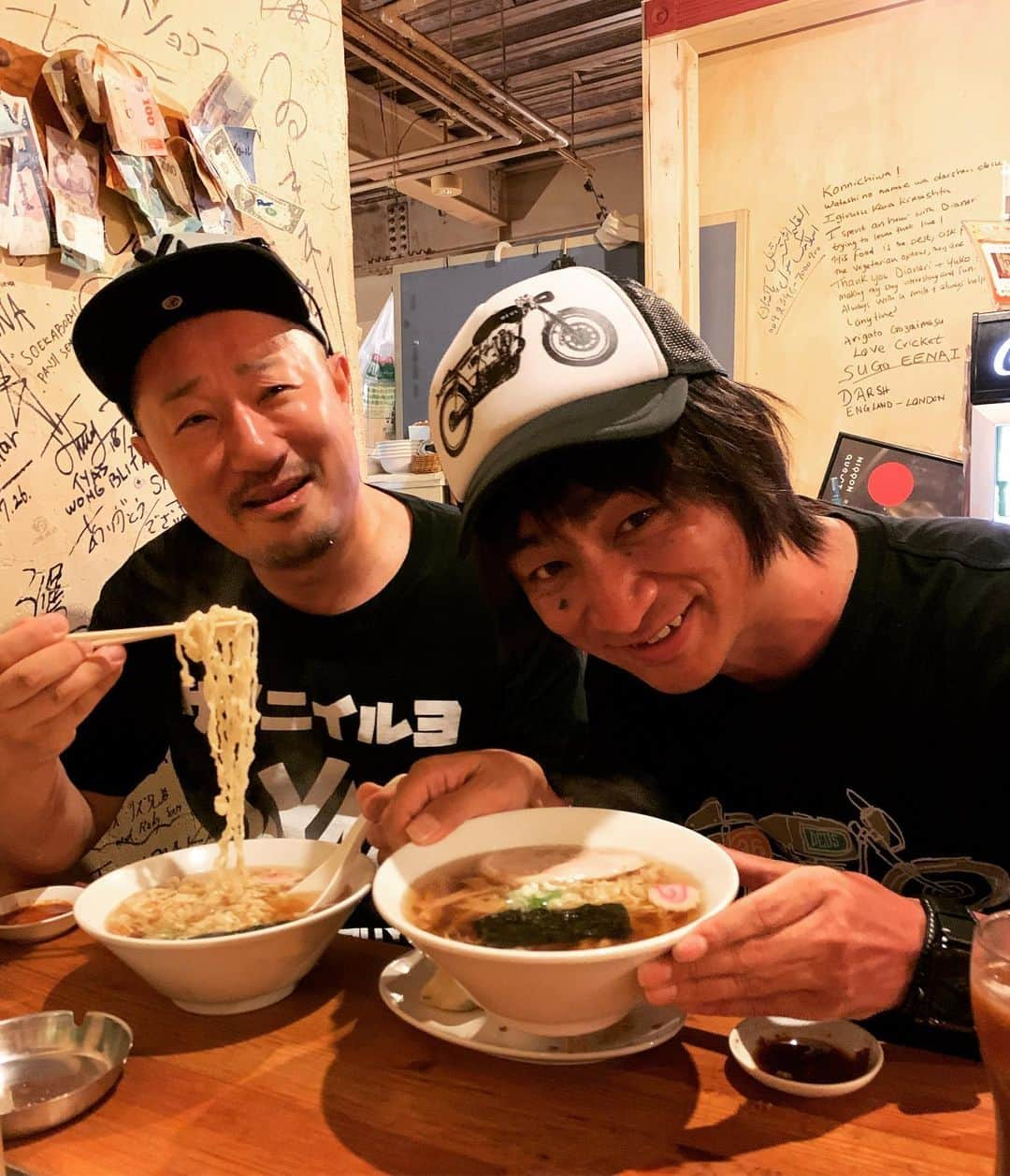 Gたかしさんのインスタグラム写真 - (GたかしInstagram)「佐野地域おこし協力隊のテルさんと佐野ラーメン。うめえ。。 #佐野ラーメン #日光軒」7月30日 20時21分 - g_takashi.kinkin