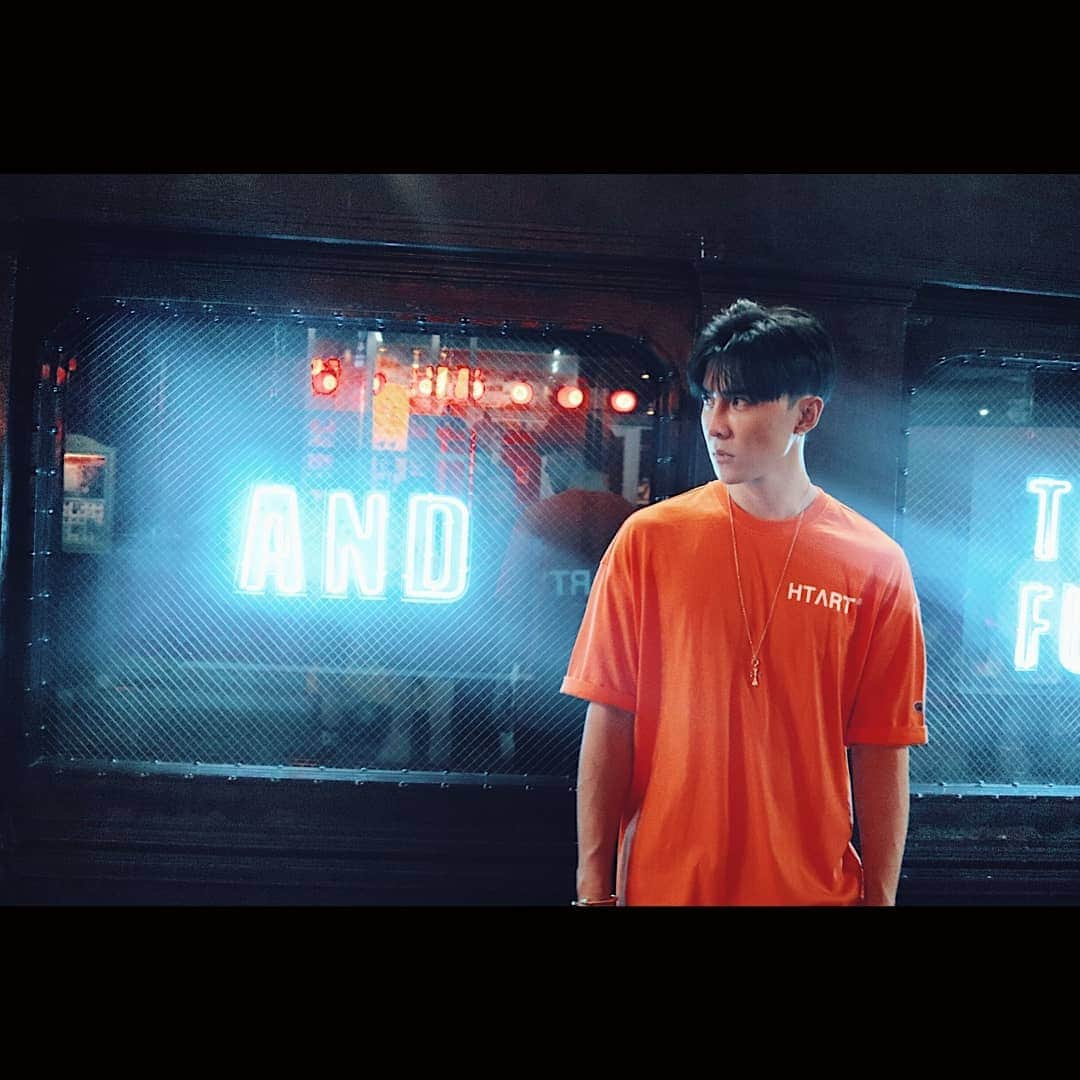 ダンソン・タンのインスタグラム：「Me and.......? ✖✖ - CHΛMPION® by HOTHEΛRT® 新合作款 H T Λ R T 1 9 S S CHΛMPION BASIC TEE ORANGE halluɔination ɔollection @hotheart.studio - #HOTHEART #DT #SEVENDAYS #唐禹哲 #champion」
