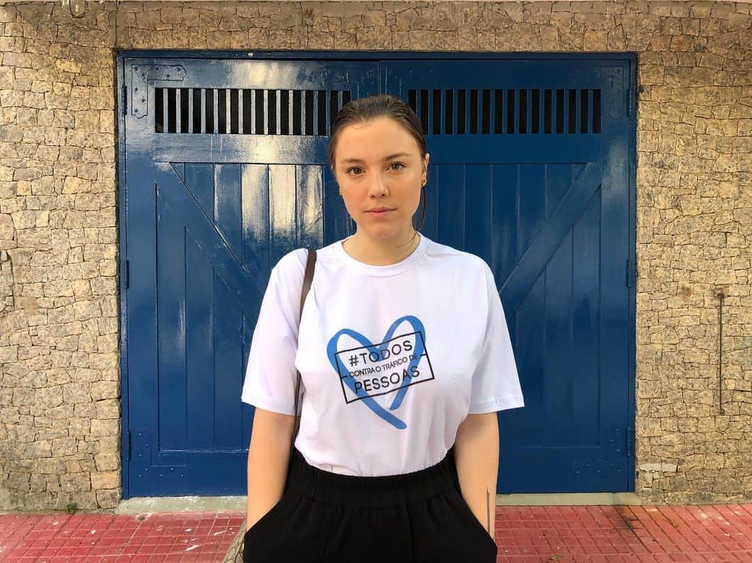 Alice Wegmannのインスタグラム：「💙 gente! dia 30 de julho é o dia mundial de enfrentamento ao tráfico de pessoas, que é a comercialização de seres humanos para exploração sexual, trabalho escravo, entre outras. segundo a ONU, o tráfico atinge 25 mil pessoas e movimenta 32 bilhões de dólares por ano no mundo. faça sua parte e disque 100, 180 ou acesse www.mpt.mp.br ou baixe o aplicativo MPT PARDAL. #TodosContraOTraficoDePessoas @mptrabalho @onubrasil @onestop.mgt」