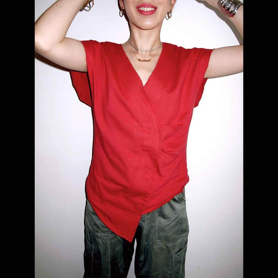 CITYSHOPさんのインスタグラム写真 - (CITYSHOPInstagram)「💿💿💿 【YOSHIMI NAGAO by STYLE & EDIT x CITYSHOP 2019.08.03 (sat) Launch 】 . . ◾︎ITEM : 5 Asymmetry N/S shirt /red, beige / ¥10.000 ＋tax . . ビンテージミリタリー羽織からインスパイアされたアシンメトリートップスは、長尾氏だからこそ作り出せる1枚！ ざっくりとしたドライタッチで、表面感はメンズライク。そこに計算されたフロントギャザーやネックの開き、裾のバランスで、女性らしく。 着るだけでお洒落に決まる。 簡単にこなれ感がでる秀逸トップスです！  _______________________ CITYSHOPでは、髙島屋STYLE&EDITバイヤーで、ELLE onlineスタイルインサイダーでもある長尾悦美氏とのコラボレーションアイテムの第2弾を、8/3(土)より発売いたします。 BAYCREW'S STOREにてオンライン予約受付中！完売続出でご購入できなかった方も多かった第1弾。 ぜひ確実に手に入る、このチャンスをお見逃しなく！ *プロフィールのURLからリンク先へ飛べます。 _______________________ #CITYSHOP #Shibuya #Shinjuku #TOKYO #FASHION #FOOD #CULTURE」7月30日 20時15分 - cityshop.tokyo