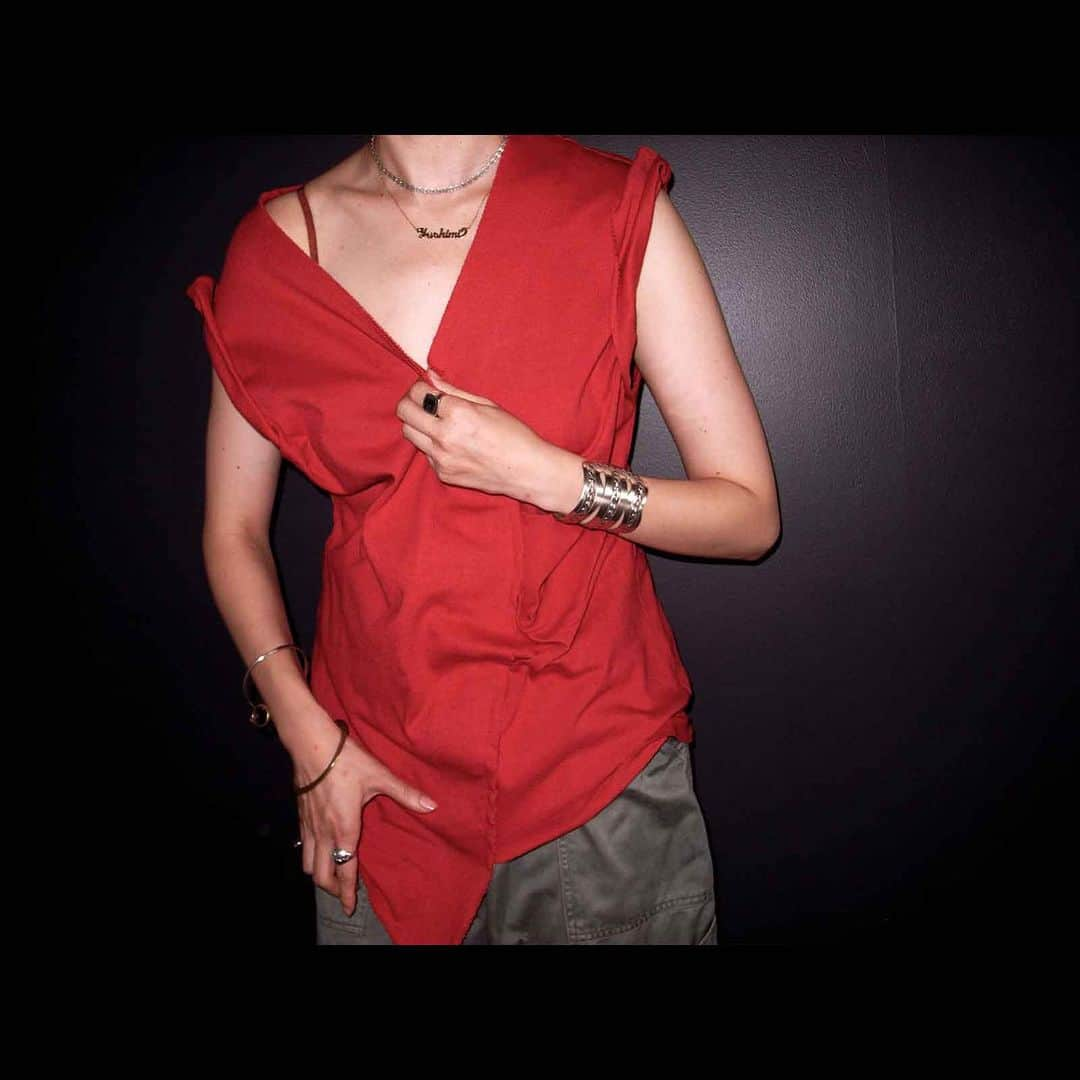 CITYSHOPさんのインスタグラム写真 - (CITYSHOPInstagram)「💿💿💿 【YOSHIMI NAGAO by STYLE & EDIT x CITYSHOP 2019.08.03 (sat) Launch 】 . . ◾︎ITEM : 5 Asymmetry N/S shirt /red, beige / ¥10.000 ＋tax . . ビンテージミリタリー羽織からインスパイアされたアシンメトリートップスは、長尾氏だからこそ作り出せる1枚！ ざっくりとしたドライタッチで、表面感はメンズライク。そこに計算されたフロントギャザーやネックの開き、裾のバランスで、女性らしく。 着るだけでお洒落に決まる。 簡単にこなれ感がでる秀逸トップスです！  _______________________ CITYSHOPでは、髙島屋STYLE&EDITバイヤーで、ELLE onlineスタイルインサイダーでもある長尾悦美氏とのコラボレーションアイテムの第2弾を、8/3(土)より発売いたします。 BAYCREW'S STOREにてオンライン予約受付中！完売続出でご購入できなかった方も多かった第1弾。 ぜひ確実に手に入る、このチャンスをお見逃しなく！ *プロフィールのURLからリンク先へ飛べます。 _______________________ #CITYSHOP #Shibuya #Shinjuku #TOKYO #FASHION #FOOD #CULTURE」7月30日 20時15分 - cityshop.tokyo