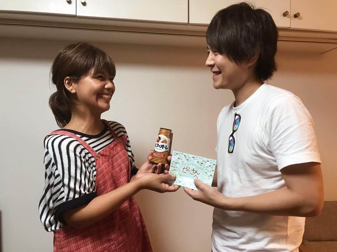 クロさんのインスタグラム写真 - (クロInstagram)「8/1はカフェオーレの日☺️💕💕💕 大切な人にやさしい気持ちを贈る日🎁✨ 私はピーさんに手作りメッセージ付きカフェオーレを🙋🏽‍♀️❤️ 普段お手紙とかなっかなか書かないので一緒に渡してみたよ✉️☆ 言葉だけでは伝えられない気持ちを、改めて文字にして伝えてみた。ピーさん照れていたけれど喜んでくれて良かった☺️♡ 普段なかなか伝えられないけれど、こういう日があると伝えられて嬉しいな☺️☺️☺️ こんな私と結婚してくれて、日々家事、育児に家族のために本当にありがとう🥺🙏🏽 ピーさんのおかげで毎日がとってもHappyです☺️☺️☺️☕️. . #カフェオーレ #ハイカフェオーレ #8月1日はカフェオーレの日 #8月1日 #やさしい気持ち #大切な人 #グリコ #Glico_PR」7月30日 20時15分 - kuro_risa