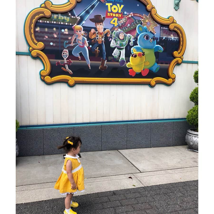 Chieさんのインスタグラム写真 - (ChieInstagram)「Gabby Gabby💛 「ももちゃんのギャビーだよ」って自分でずっと言ってたくらいお気に入りのワンピースでした👗✂️ お昼寝忘れるくらい楽しんでました💤  #ももコスチューム  #はなももコスチューム  #ギャビーギャビー #手作り衣装  #灯mawaliキャンペーン #ディズニーハロウィン」7月30日 20時16分 - tiem415