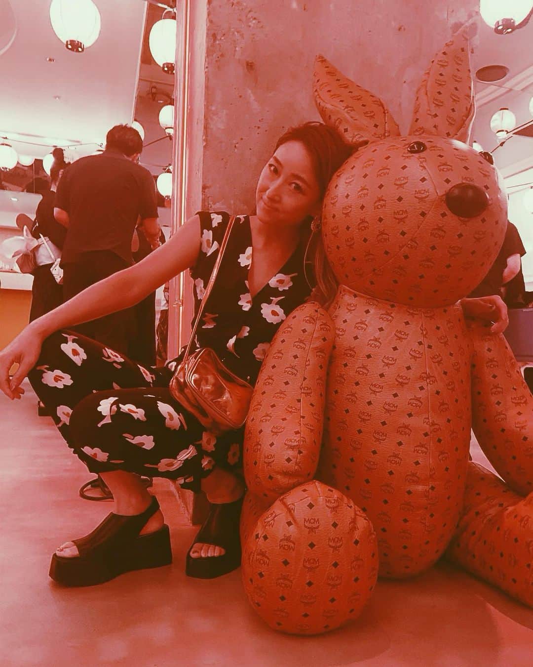 jyA-Me（ヤミー）のインスタグラム：「🐰🏮🐰 8月31日の#831Live&Meeting チケット、 既にGetしてくださった皆さんどうもありがとうございます✨ 当日会えるのが今から楽しみ😍💕 一緒に夏の思い出作ろうね🌴💕 . イベントを一緒に盛り上げてくれるGuestさんや ブランドさんも豪華なので少しずつ紹介していきます🤗 . ちなみに、数量限定スマホリングが残り僅かとなりました！再販はないので、気になる方はお早めに〜🔥🔜 . . 写真は先日お邪魔したMCMの夏祭りParty🏮 オリジナルの浴衣やちょうちん、 こだわりの縁日セットがとっても素敵で、 日本の文化って良いなぁ〜って改めて思いました🇯🇵✨ MCMは毎度本当に可愛いです❤️ @mcmjapan @mcmworldwide  #MCM #MCMGinza#MCM夏祭り」