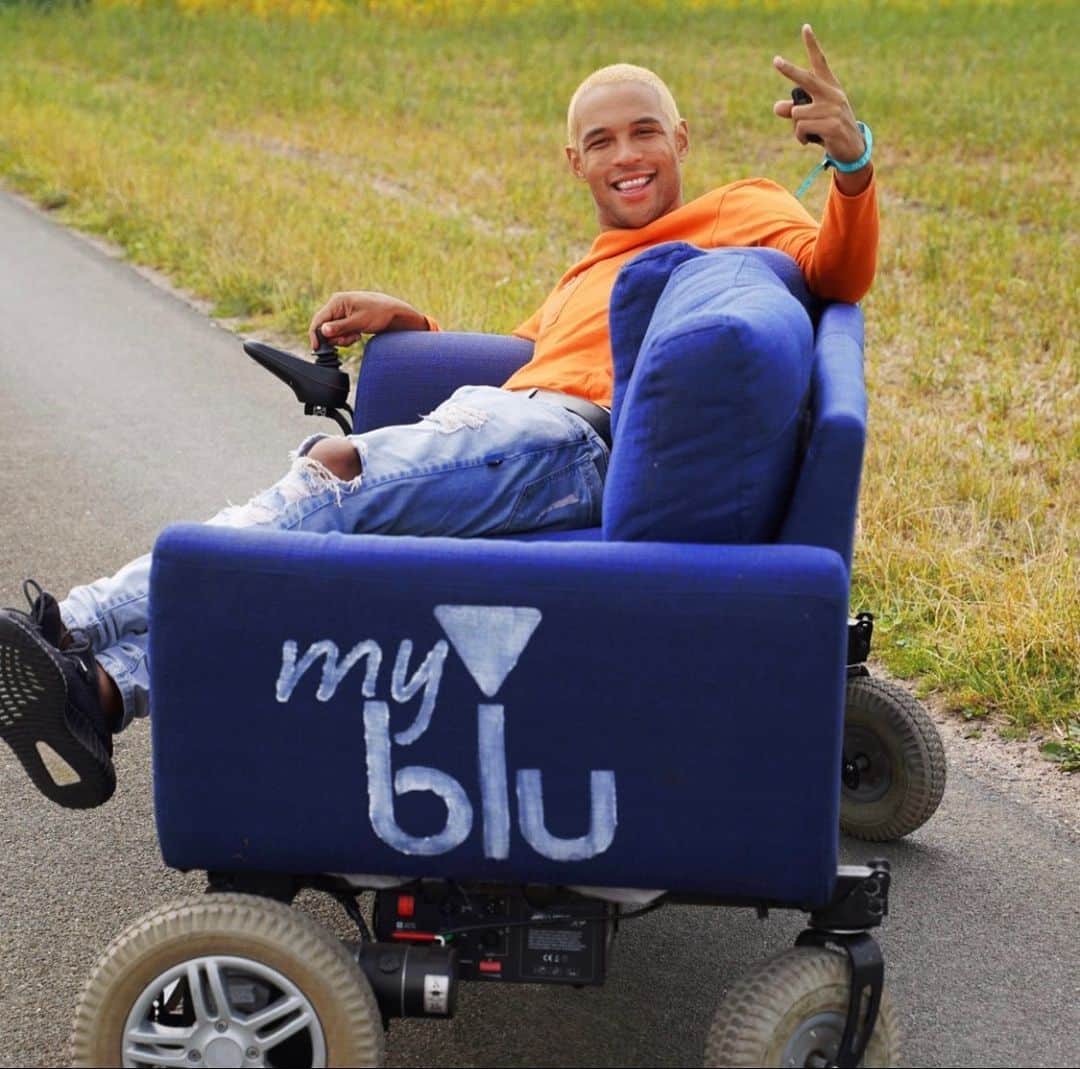 SIMON DESUEのインスタグラム：「Wofür Lamborghini wenn man ein fahrendes Sofa haben kann?😄 Ich bin übrigens demnächst auf dem SonneMondSterne Festival, lass mal da treffen! @blu_deutschland und ich verlosen 10 x 2 VIP Tickets und außerdem ein Meet & Greet mit mir 💪🏼🔥 Einfach @blu_deutschland folgen und unter dem letzten Foto mit kommentieren 😎 Teilnahme ab 18 #myblu #myblufestival #nurfürerwachsene #anzeige」