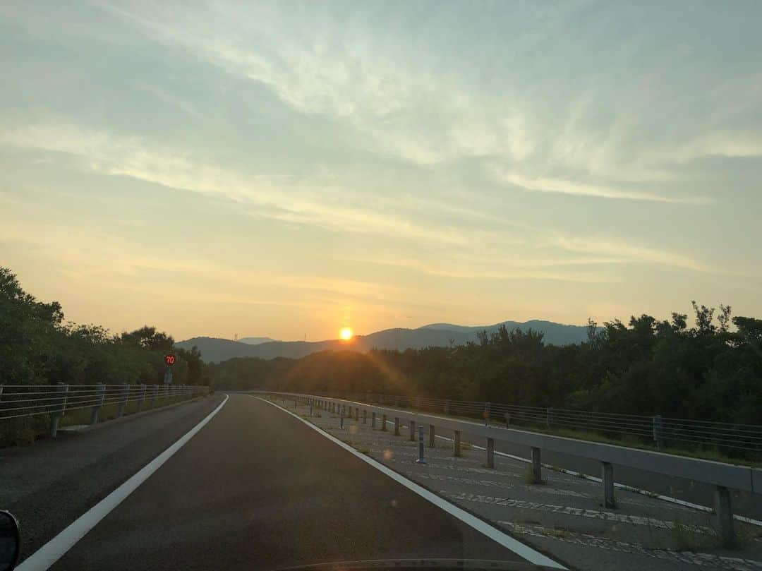 岡安弥生さんのインスタグラム写真 - (岡安弥生Instagram)「移動中、遠い山に沈んでいく夕日に癒される。いつのまにか、深呼吸。#四国#夕日#取材#広い空#深呼吸#暑い#きれい#sunset #shikoku」7月30日 20時24分 - yayoin3