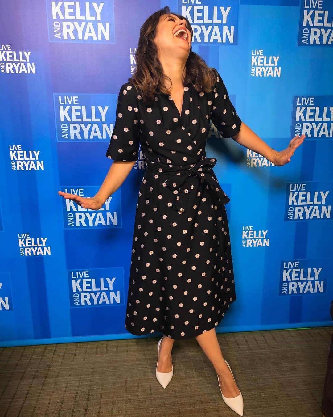 ケイティ・ロウズさんのインスタグラム写真 - (ケイティ・ロウズInstagram)「Back at it this morning! Btw yesterday’s @livekellyandryan lewk:  @lfjewels earring  @stinegoyastudio dress  @prada shoes  @kittykatnejat face  @Seijinyc hair  And @nicolechavezstyle style genius」7月30日 20時24分 - ktqlowes