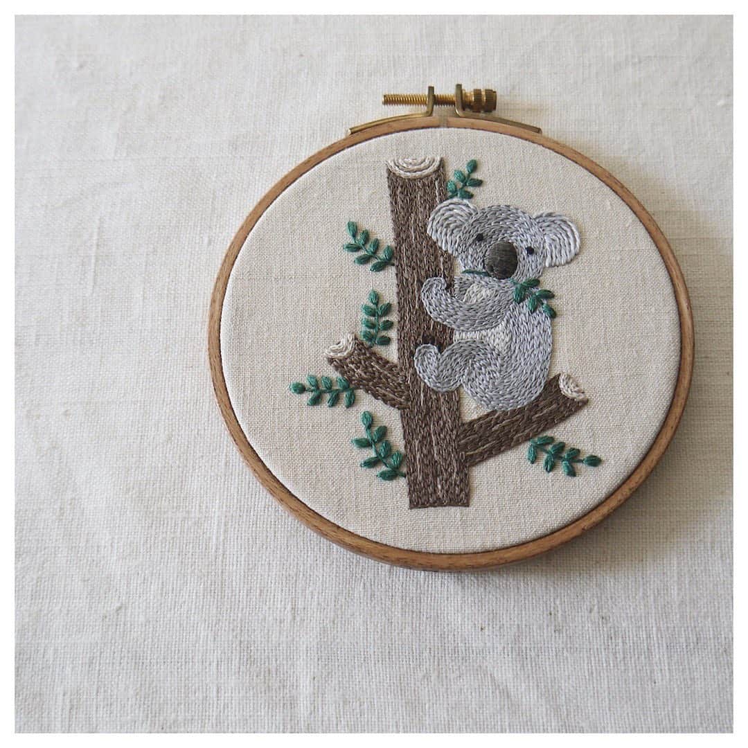 樋口愉美子さんのインスタグラム写真 - (樋口愉美子Instagram)「. Tree climbing Koala🐨 . . 代官山蔦屋書店にて『 #樋口愉美子の動物刺繍 』本のフェアが始まりました。 材料セットを置いていただいておりますので、興味アリの方はご覧くださいね。 . . #koala #summer #summery #embroidery #embroideryart #textile #cloth #linen #design #craft #칠석 #刺繍 #テキスタイル #デザイン #アート #リネン #本 #蔦屋書店 #代官山 #コアラ」7月30日 20時25分 - yumikohiguchi