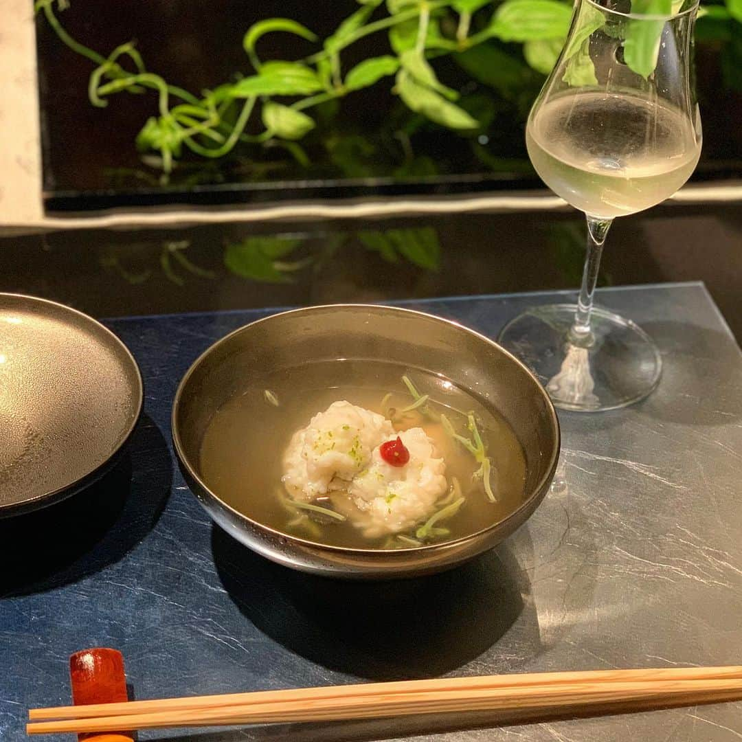 雨宮みずきさんのインスタグラム写真 - (雨宮みずきInstagram)「． 人生の懐石料理no.1🤣 行ったことある有名店だと 京味、味享、井雪、緒方も大好きなんだけど 水光庵さんは料理一つ一つの 丁寧さがものすごかった😵❤️ ． 雲丹のせ素麺、混ぜご飯、鱧のお椀、鰻、鮎焼き こんなに繊細な料理を食べたの初めて😵😭💓 松茸の時期も絶対来たいな🥺 ． 京茄子の混ぜご飯とカラスミのご飯🍚 美味しすぎておかわり！！ お米もそれぞれ違うお米で炊き方も 変えてて感動した🥺💓 ． #水光庵 #三田 #会員制 #紹介制 #東京グルメ #グルメ女子 #天才 #料理人 #会席料理 #御成門 #日本料理 #納涼茶会 #水光庵 #お茶会 #茶懐石 #懐石料理 #和食」7月30日 20時28分 - ammymzk0926