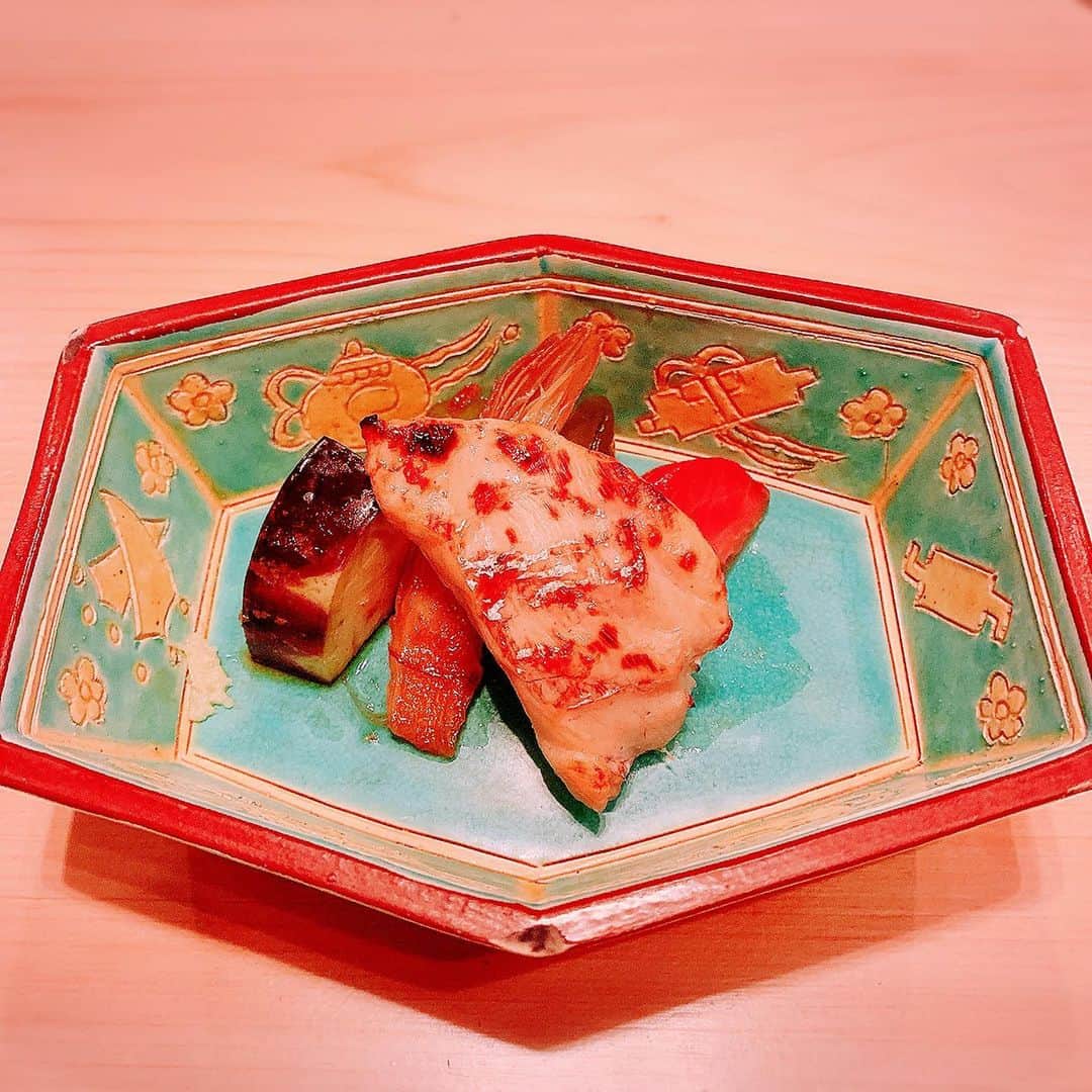 大久保麻梨子さんのインスタグラム写真 - (大久保麻梨子Instagram)「お寿司屋さんでピザがでてきたのは初めて！ しかもマグロピザ🍕 意外にもめちゃめちゃ合ってめちゃめちゃ美味しいのでした。 流石美味しい物が集まる東京。 恐れ入りました。 ✨✨🙌🏻 沒想到壽司店的推薦是pizza! 而且是鮪魚pizza! 意外的很合超好吃！ 東京真的是美食天堂✨ ✨✨✨🙌🏻 #東京 #美食 #グルメ #マグロ #ピザ #寿司 #卵かけご飯 #好吃 #壽司 #比薩 #japan #food #foodlovers #foodie #delicious #foodoftheday #foodgasm #dinner #instafood #foodphotography #foodography #음식 #맛있는 #sushi #pizza #japanesefood #vacation #japan #japantrip #japantrip2019 #unknownjapan」7月30日 20時32分 - marilog0907
