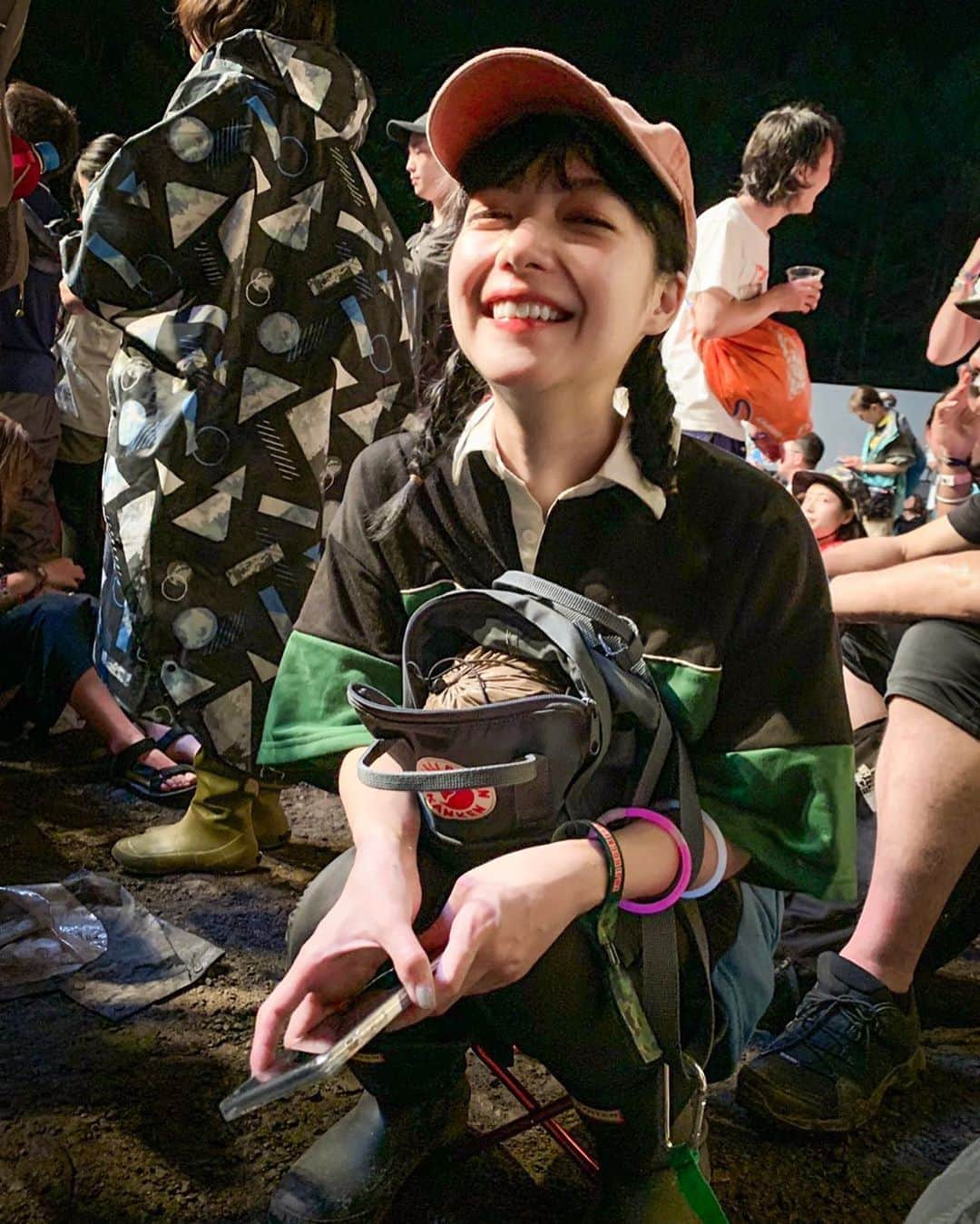 武居詩織さんのインスタグラム写真 - (武居詩織Instagram)「FUJI ROCK FESTIVAL 2019！ . 実は現地でとあるお仕事もさせていただいたのですが、これは完全なるオフショット📷 好きな音楽を聴いてお酒を飲んで、緩みきった顔をしています。笑 今年ももちろん前夜祭から4泊5日での参加です。長年テントを愛していましたが、今回初めてキャンピングカーも借りてみました！ 子供の頃の夢が詰まったような秘密基地感、堪らないです… 夜に皆で大富豪をしたり、優雅にベーコンを焼いたり素麺を茹でて食べたりもしてみました。 10年目のフジロック、進化してきております。 . 過去1なのではというくらいのかなりの豪雨でしたが、それもまた結果魅力に感じてしまうのがフジロック 。 豪雨の中の楽しそうに演奏する君島大空さん観れてよかった…音源とは違った魅力を見せてくれるバンドセット、来年も是非観たいです。 MVにも出演させていただいた崎山蒼志さんももちろん観に行きました。 混みすぎてて隙間から、さらに隣の音がある中でしたが、心に伝わる力強さはただただ本物でした。 . そして初日Tychoからの、何より大好きなThom Yorkをかなり前の方で余裕のある状態で観ることができ、酔ってもいなかったのに陶酔しきり、終始心が震えました… 身体が求める音… 一挙手一投足、一音一音、最高でしかなかった… 私はフジのAtoms For Peaceのライブで洋楽の魅力を教えてもらったようなものなので、思い入れもひとしお…ちょうど10年目に観れて本当に良かった。 James BlakeもTORO Y MOIもPIPERSもphony pplもELLEもアジカンもクラムボンもtoeも…観たのは書ききれません。いつもストイックに観て楽しむ事に集中しすぎて、今回まともに写っている写真が実はほぼこれしかないです。笑 今年は一緒に行った友達とずっと皆で見ていたので、ご飯を分け合ったり、手分けして助け合ったりと、実にフェスらしく楽しめました○ 本当に皆ありがとう！ . 今年のダークホースは3日目の深夜にやっていたThe Comet Is Coming！ 良い意味で音源と全然違いすぎて、ジャンル分けでは表しきれない、なんとも形容しがたい原始的なレベルで踊らせる、血潮を滾らせる音でした…真のライブバンド…凄いものをみた… . 来年はオリンピック後の8月とのことで、今から楽しみです！もちろん、いきます！ #fujirockfestival #fujirock2019 #フジロック #フジロック2019」7月30日 20時32分 - shioritakesue