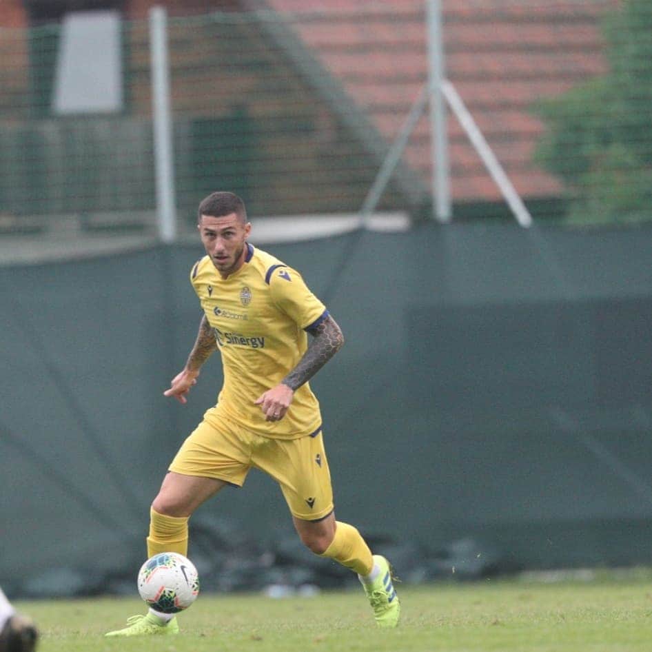 ルカ・マッローネのインスタグラム：「Condizione in crescita, gambe che iniziano a girare meglio💪 Continuiamo a sudare in campo per prepararci al meglio in vista di questo ritorno in #SerieA. 💛💙 #TifiamoHellas #DaiVerona」