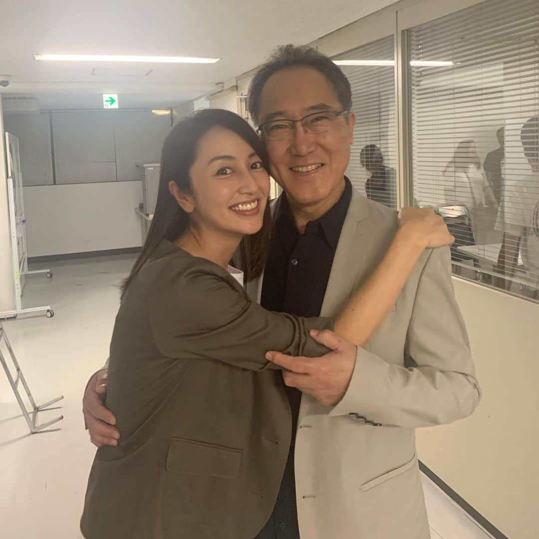 矢田亜希子さんのインスタグラム写真 - (矢田亜希子Instagram)「今日は朝から佐野史郎さんと一緒。嬉しい。私が16歳の頃に共演させていただき、19歳の時は佐野さんの初監督映画作品「カラオケ」では夫婦役を。懐かしいー！ #ドラマ#ドラマロケ#撮影#長男の嫁2#映画カラオケ#安心感#話したい事たくさん#ずっと変わらずいつも優しい#尊敬#大先輩#佐野史郎 さん」7月30日 20時34分 - akiko_yada