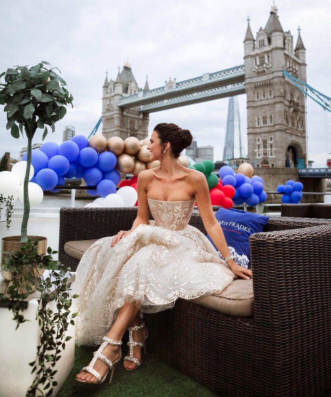 ルーシー・メックレンバーグさんのインスタグラム写真 - (ルーシー・メックレンバーグInstagram)「The best way to see London ⛴  Thank you @citycruises for helping me bring to life my dream engagement party. The most magical night ever ✨🌉 🥰」7月30日 20時37分 - lucymeck1