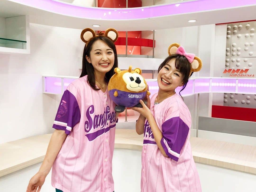 西口真央のインスタグラム：「有田先輩にお誘い頂いて📷💜 . 明日！！！7月31日（水） サンフレッチェ広島vs川崎フロンターレ  19：00キックオフ！  集まれ、くまガール🐻🌟 「ガールズフェスタ」が開催され  女性限定で先着5,000名様に「くま❤︎ガールユニ」がプレゼントされるようです/// 可愛いピンク×パープルのユニフォームはテンションが上がりますよ！ 明日もサンフレッチェを応援します😉 #⚽️ #サンフレッチェ広島 #サンフレ」