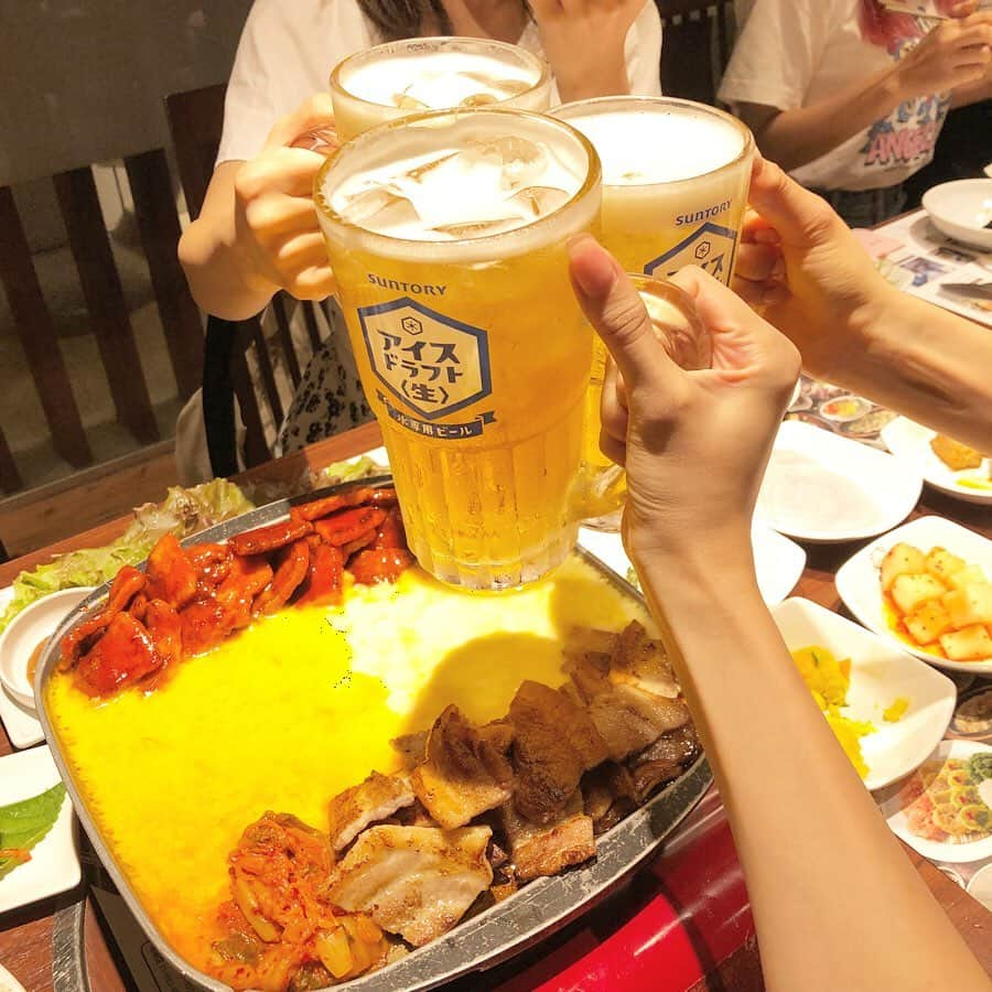 佐達ももこさんのインスタグラム写真 - (佐達ももこInstagram)「暑い日のビールの美味しさが﻿ わかるようになった佐達です🍺﻿ ﻿ 新しいビールのアイスドラフト💙﻿ ﻿ 氷を入れて飲むために開発された﻿ ビールなんだって🍻﻿ ﻿ ビールってぬるくなると﻿ 美味しさ半減するけど、﻿ 氷をいれると薄くなりそうって﻿ イメージだったんだけど😨﻿ ﻿ 氷専用生ビールだから、﻿ そういった事がないように﻿ 計算しつくされているらしい😍👏﻿ ﻿ 熱々のサムギョプサルと﻿ ずっとキンキンに冷えている﻿ ビールが最高の組み合わせすぎて😻﻿ ﻿ これは革命だっ🤗🌈🍻﻿ ﻿ ﻿ #アイスドラフト#アツヒヤ#サムギョプサル#新大久保#とんちゃん#ビール女子﻿#ビール#サントリー#夏#PR」7月30日 20時41分 - sadamomodayo